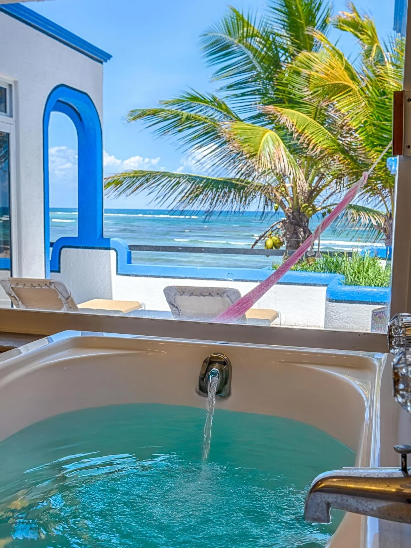 Not a bad view from our King Studio Suite! 

#delsolbeachfront #akumalmexico #akumal #beachfront #vacation #carribbean #mayariviera #mexico #visitmexico #halfmoonbay #labuenavida 

📸 @scottbrownphoto
