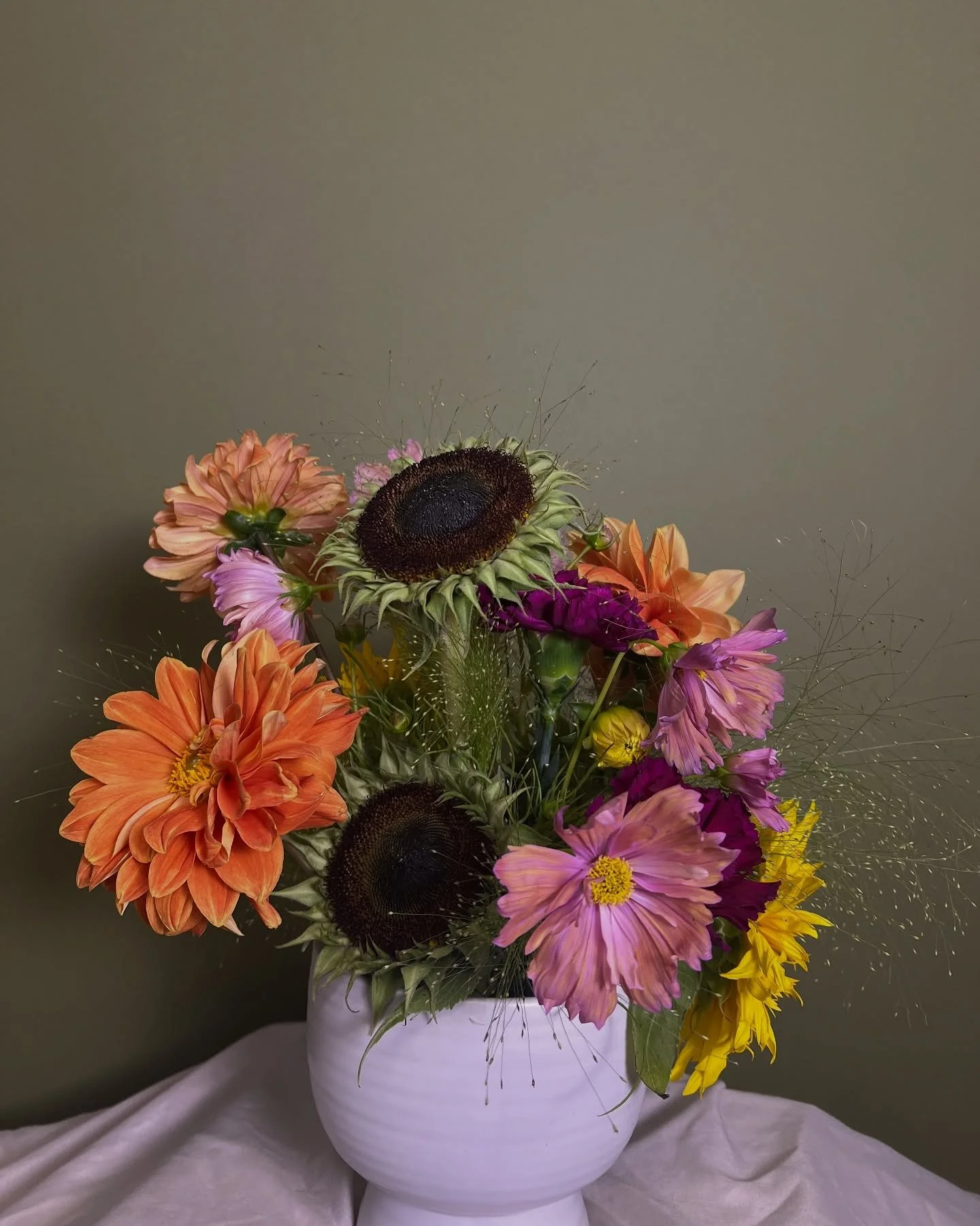 ☀️ ☀️☀️
Loving the cooler weather and all the signs of fall. One of my favorite times of year, that time RIGHT before we switch out our sandals for boots and tanks for sweaters.
.
.
.

#coloradoflorist #eventflorals #floral
#denverevents #coloradoeve