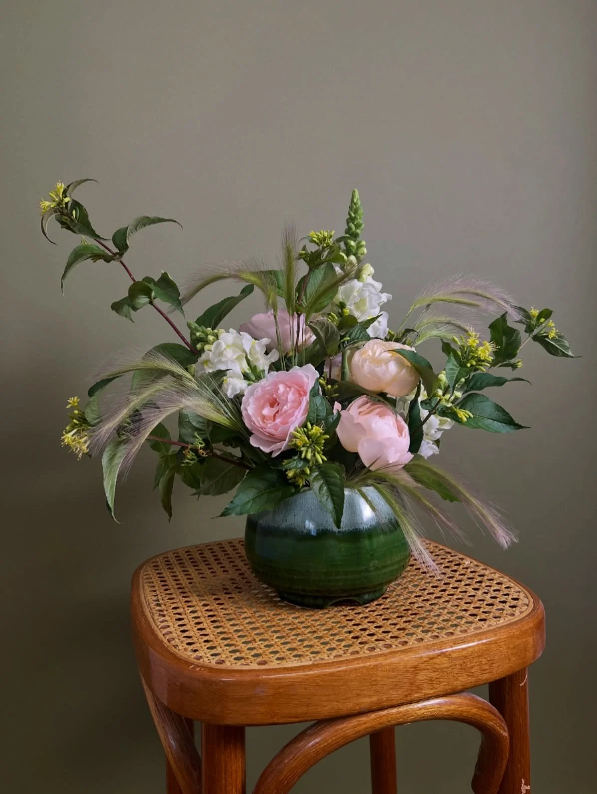 Made a Cat friendly arrangement using locally grown Garden roses, Snapdragons, Foxtail Grass and  Diervilla 💕🐱 Thank you for the fun challenge @ghost.fern.tattoo, great opportunity to learn more about flowers 😍.
.
.
.
#coloradoflorist #eventfloral