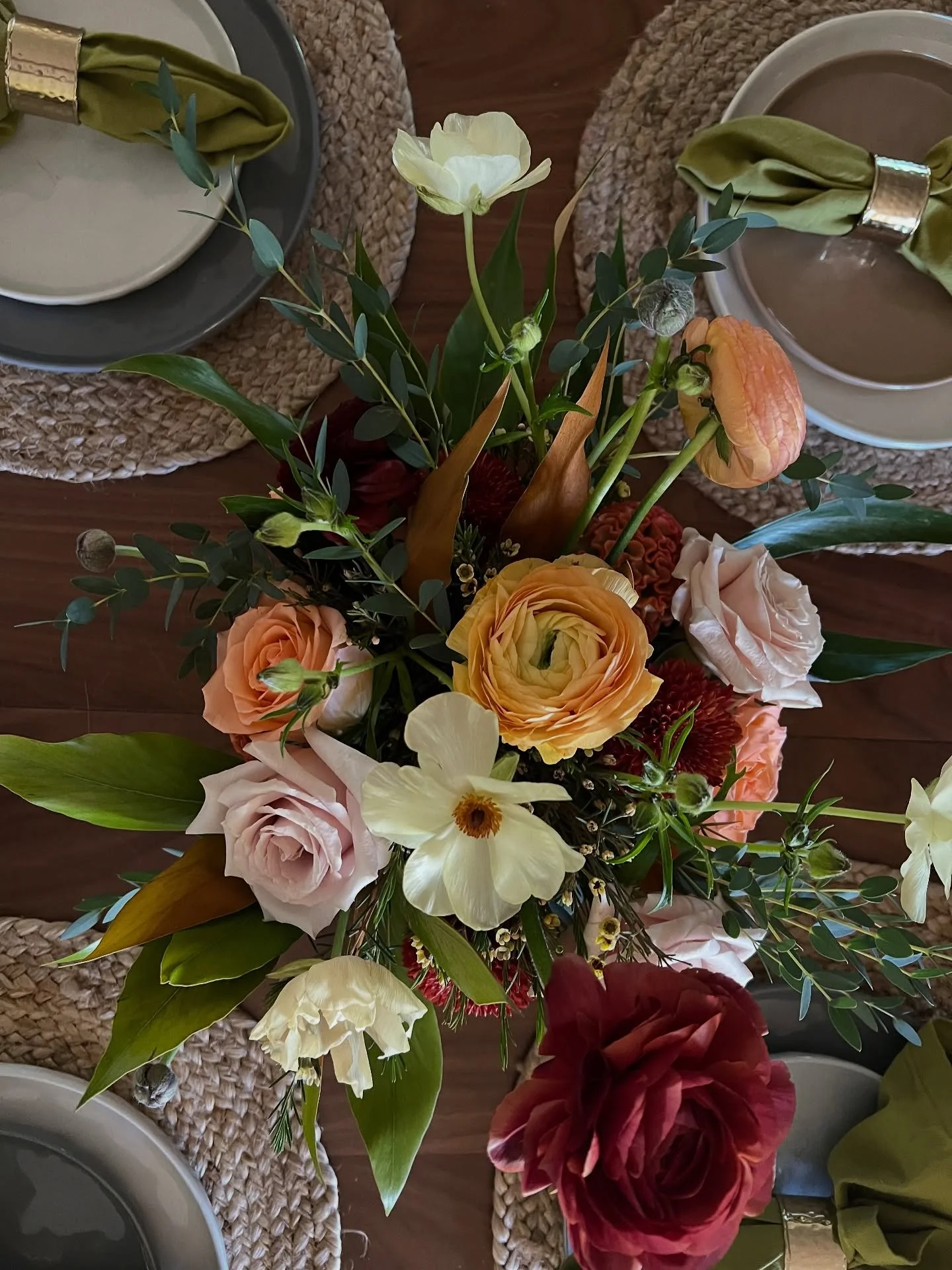 Gather &amp; Glow still doing its thing, filling the house with that soft fall magic 🍂 The Full Bloom in the sitting room, the Signature in the dining, and me pretending it&rsquo;s not getting colder by the day. 
.
.
.
.
.

#RaeOfBlooms #DenverFlori