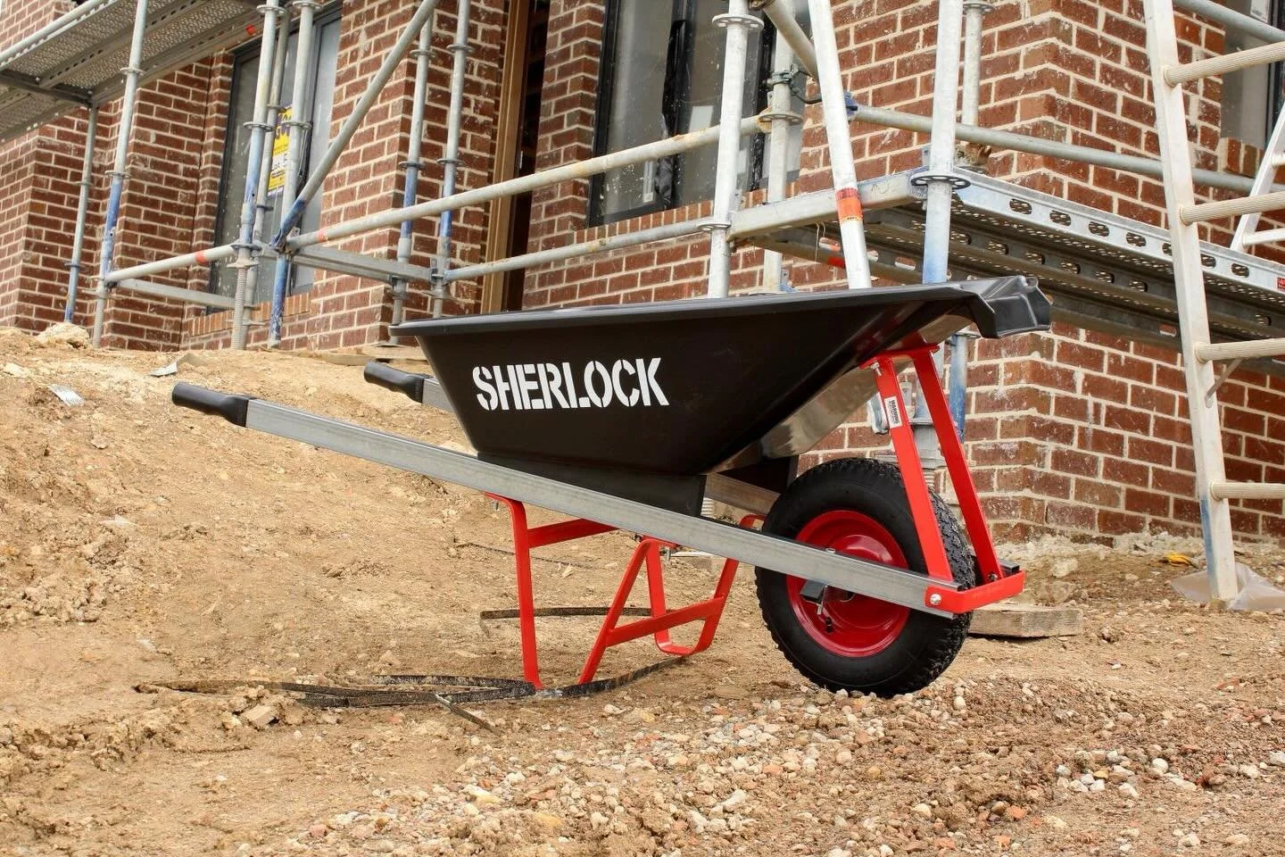 Our crowd favourite - the 72L Slimline Wheelbarrow 💪

Tight site access? Need a funnel to pour material from barrow to worksite? The Slimline is the barrow for you 🫵

Available at @bunnings Australia wide 🧰

#SherlockWheelbarrows