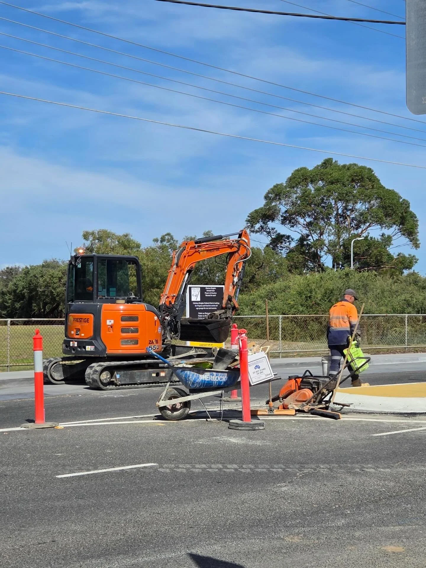 🚨 Spotted in action: Sherlock&rsquo;s Medium Duty Steel Wheelbarrow carrying a full load 🚨

Handy for your worksite to transport material or tools from A to B 📌 

Available at @bunnings 🧰 Product Code: SH100HGS-BU

#SherlockWheelbarrows