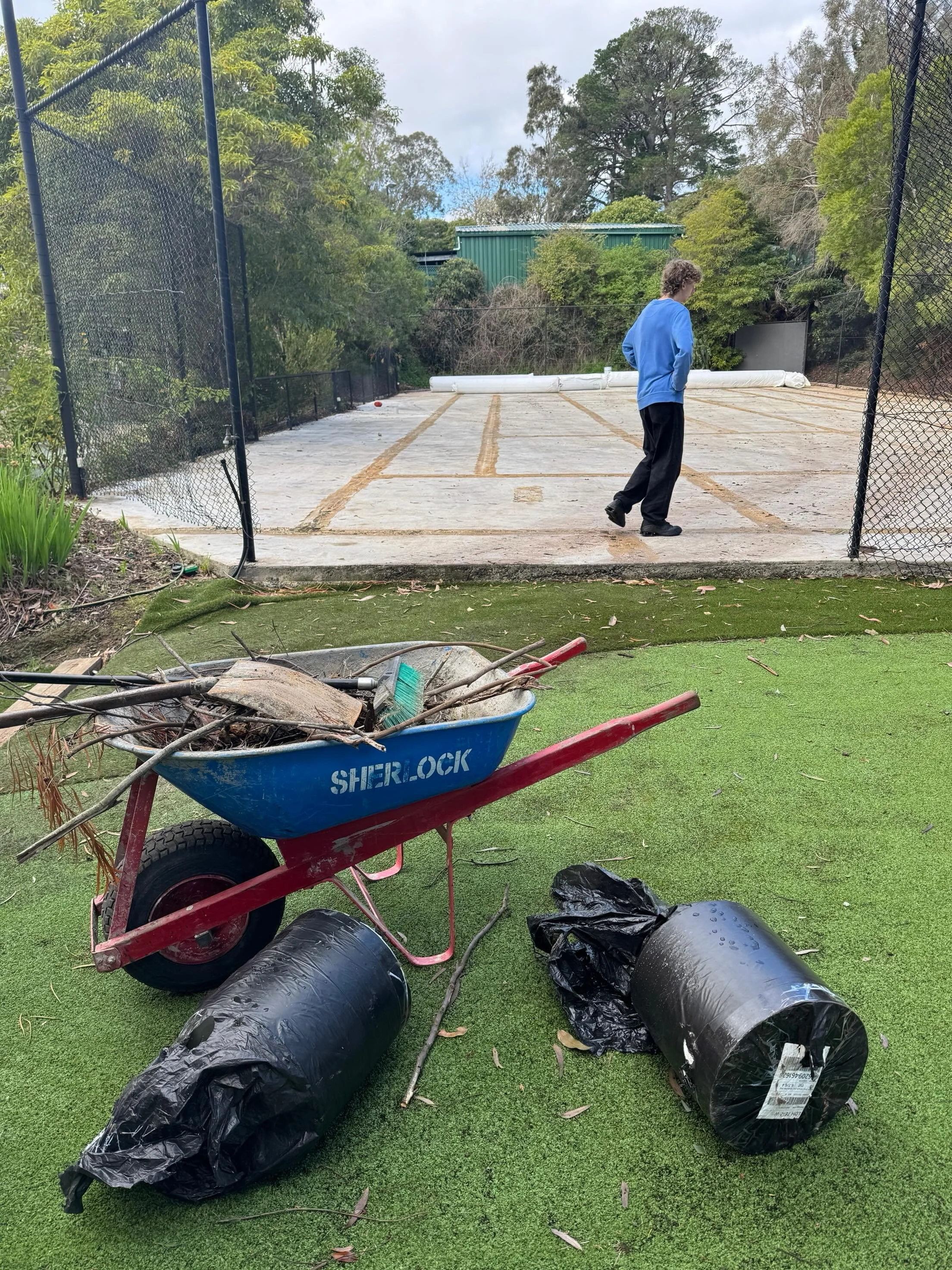 📸 Spotted in action: 100L Heavy Duty Steel Tray Timber Handle Wheelbarrow 🛞

Durable, steady and ready to work hard on your job site 💪

This best seller is available at @bunnings (BBBLUEBF) 🧰

#SherlockWheelbarrows