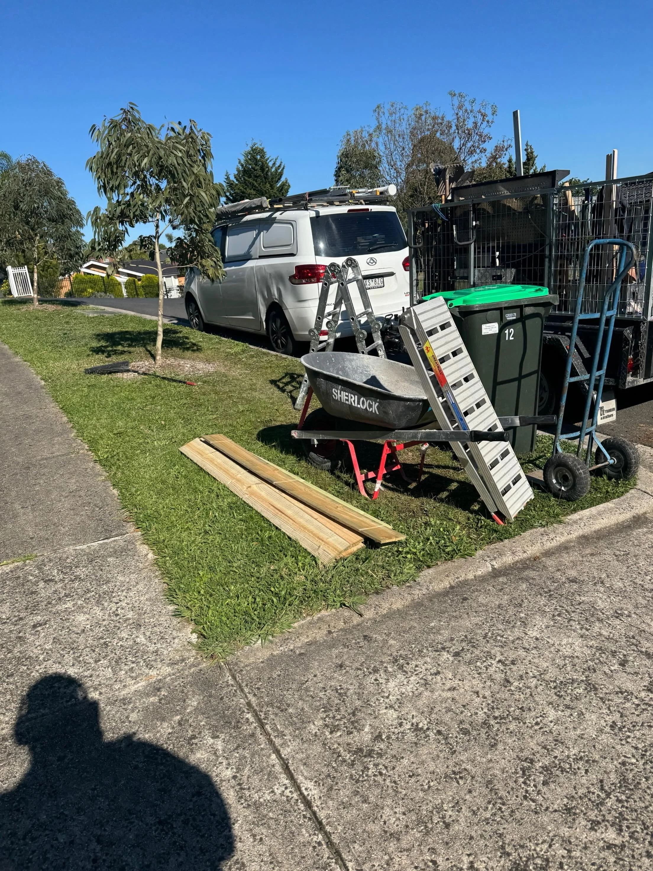 Our Heavy Duty 100L Galvanised Tray Wheelbarrow prevents your tray from rusting whilst working hard to carry the heavier loads 💪

Available at @bunnings (SHGALBF) 🧰

#SherlockWheelbarrows