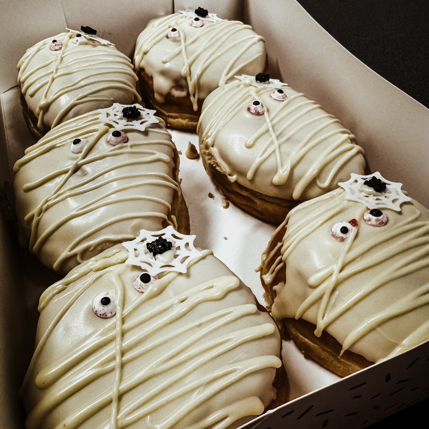 👻 Spooky season is in full swing at Monash Vet Clinic!
Our team celebrated with some mummy-licious Halloween doughnuts 🍩 multiple blood draws and our adorable little patient here decided to join the theme too! 🦇💤
(We promise those bat ears are al