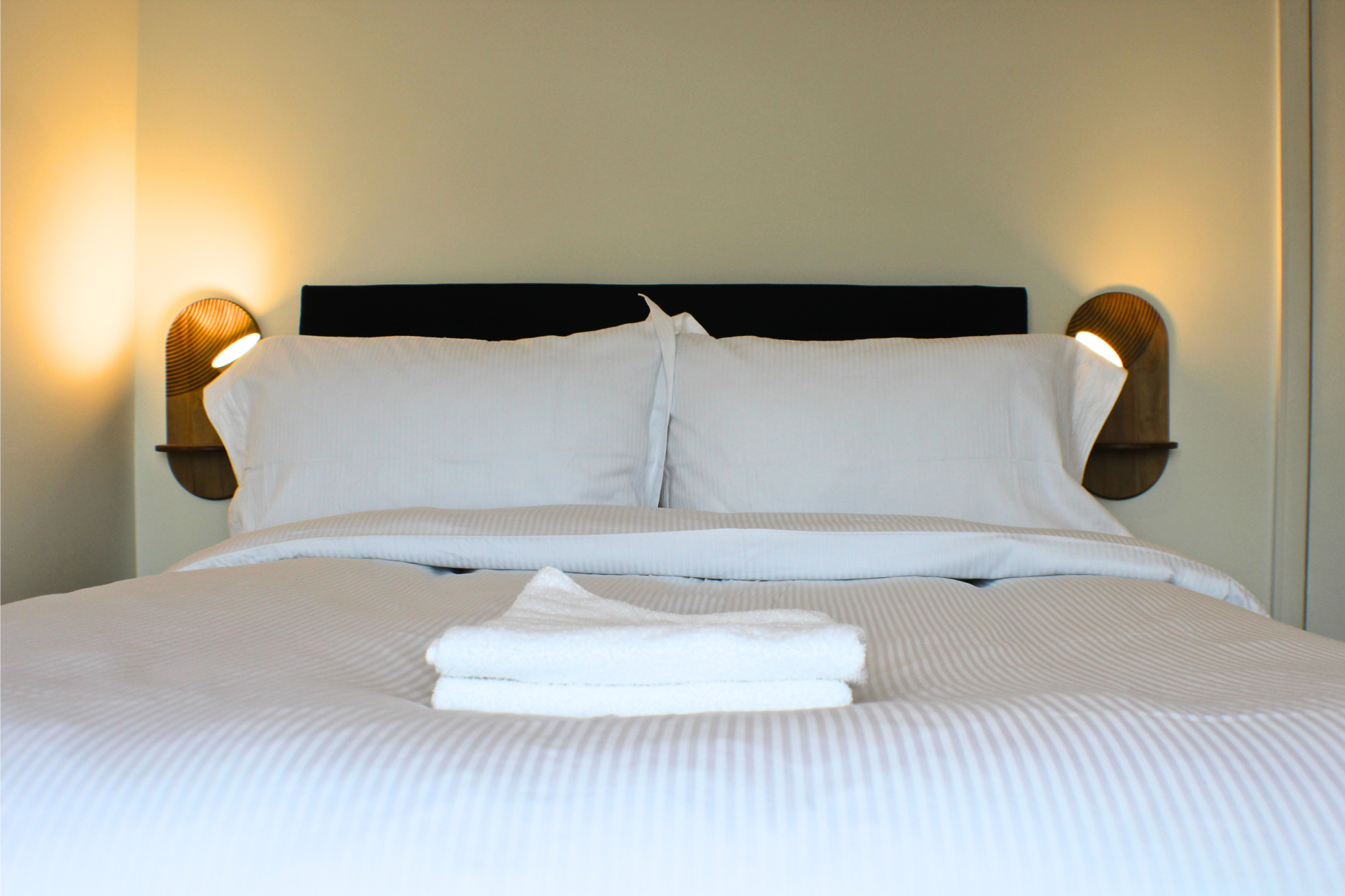 Clayton Newcastle Under Lyme Staffordshire Accommodation for Contractors Hospital Royal Stoke Nurses Doctors Airbnb Booking.com Forte Stays Self Catering Fully Furnished Luxury Accommodation Trentham near M6 Motorway