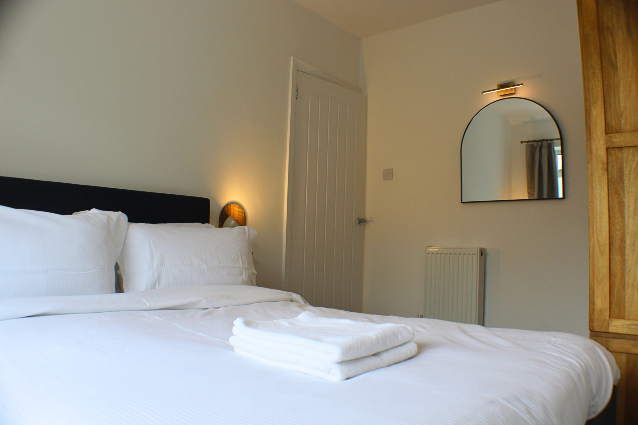 Clayton Newcastle Under Lyme Staffordshire Accommodation for Contractors Hospital Royal Stoke Nurses Doctors Airbnb Booking.com Forte Stays Self Catering Fully Furnished Luxury Accommodation Trentham near M6 Motorway