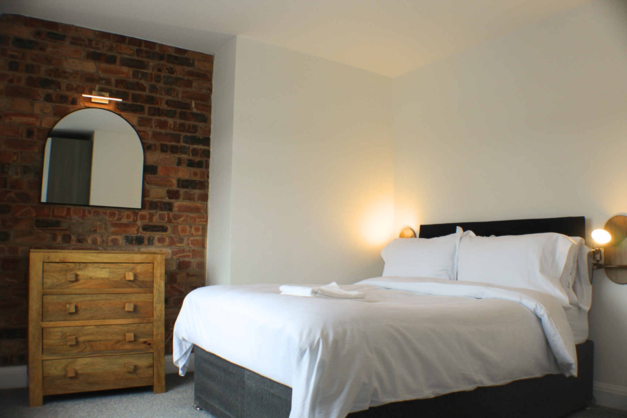 Newcastle-Under-Lyme Stoke-On-Trent Staffordshire Short Stay Airbnb booking.com Accommodation Private House to Rent Easy Check In Hotel Contractors Professionals Workers Business Accommodation