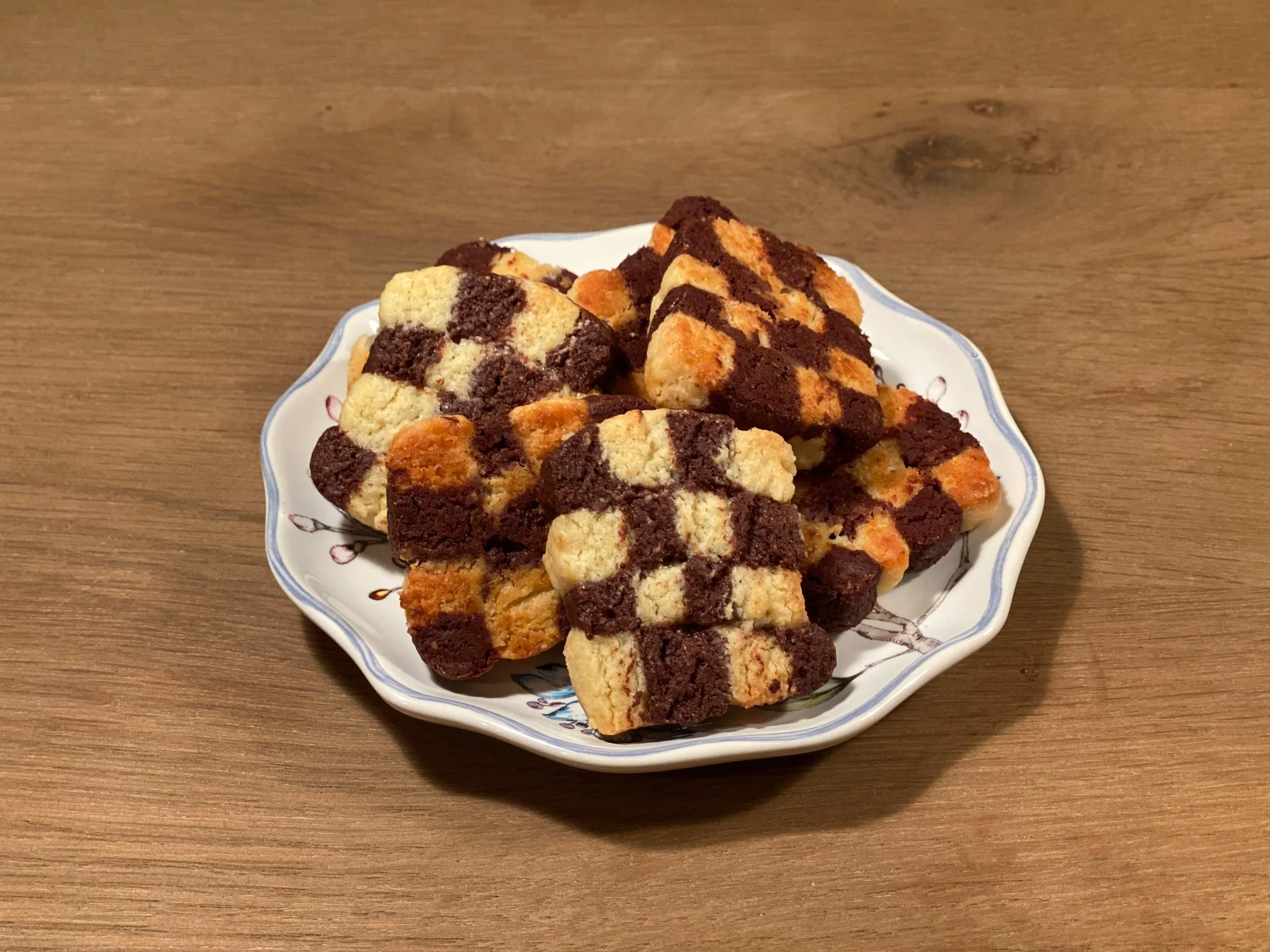 Checkerboard and Marbled Biscuits - set of 20 biscuits