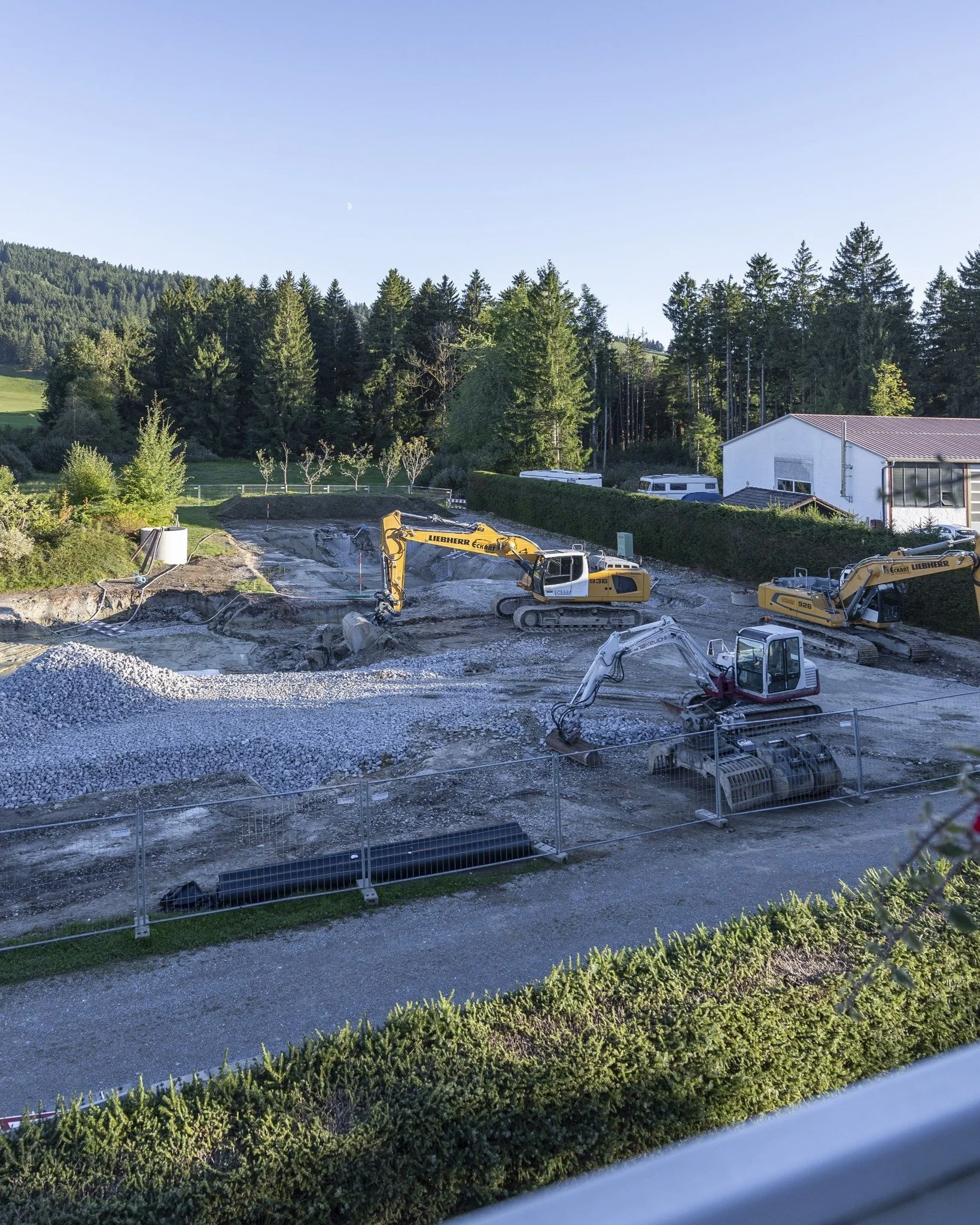 Was gibt&rsquo;s Neues bei Fanny?
Die Bagger 🚜 sind angerollt und das Fundament ist gelegt &ndash; Schritt f&uuml;r Schritt w&auml;chst Fanny weiter.

Im Neubau entstehen neue Zimmerkategorien mit viel Holz aus der Region, warmen Licht und gro&szlig