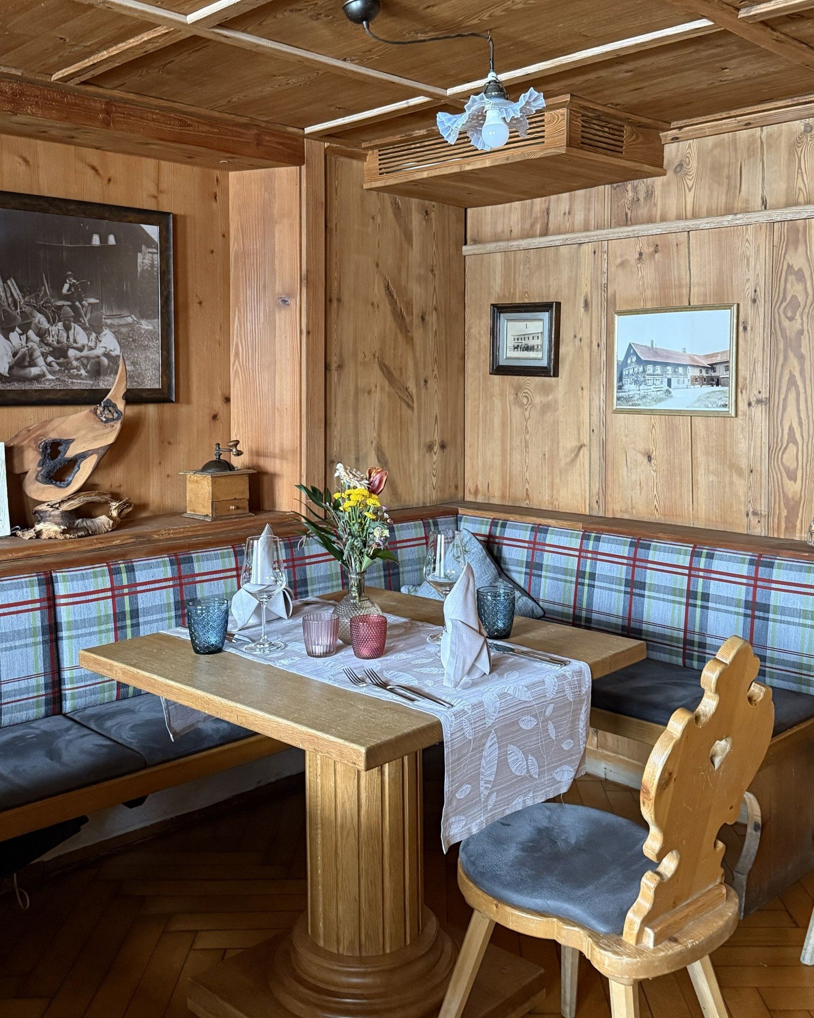 Manche Orte f&uuml;hlen sich sofort richtig an. Unsere gute Stube im Restaurant ist so ein Platz: warmes Holz, ruhiges Licht und Zeit zum Ankommen. 🕯️

Hier darfst du sitzen bleiben, genie&szlig;en und einfach da sein, bei ehrlicher Heimatk&uuml;che