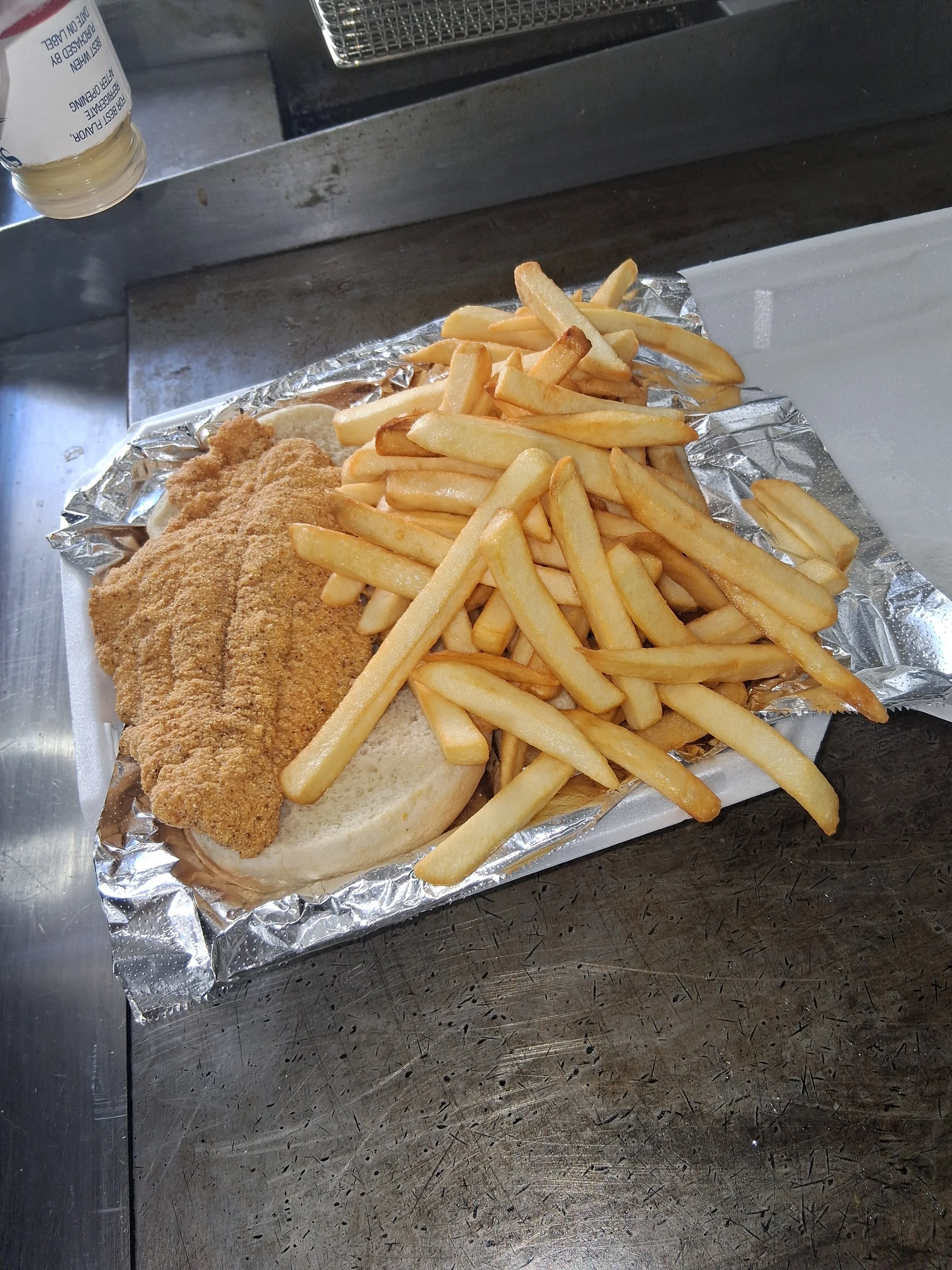 Catfish Sandwich w Fries