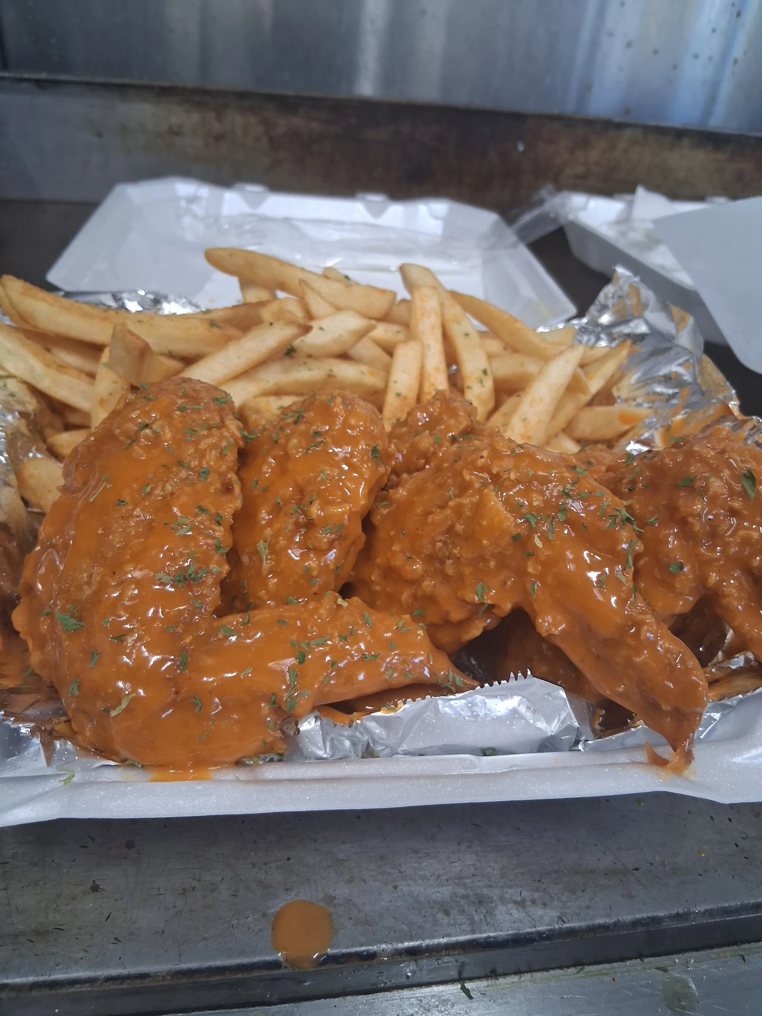 Whole Chicken Wings w Fries