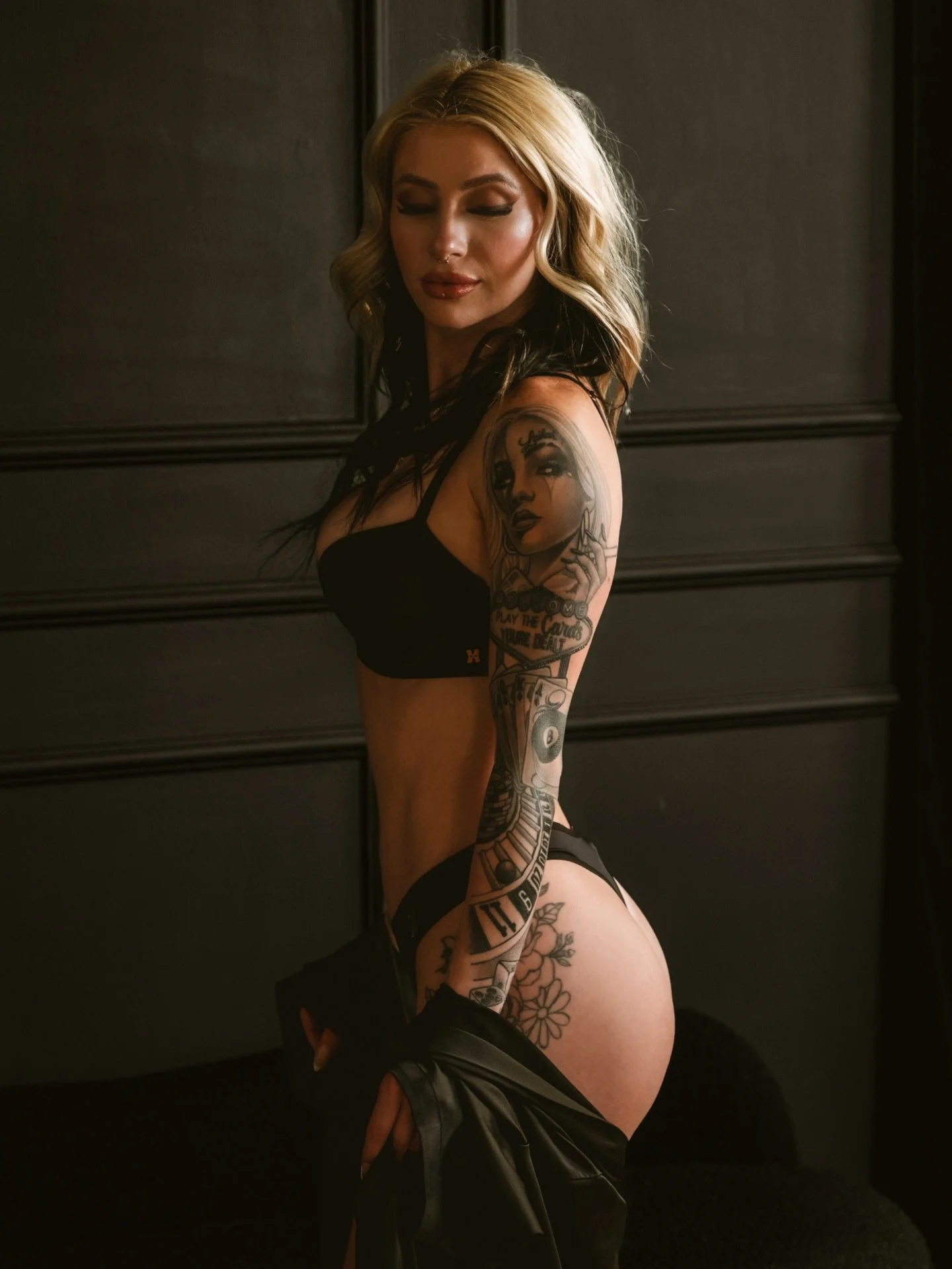 On Wednesdays we wear black&hellip; soft skin, sharp edges
.
@_bby.neveah_ 
#azmodel #azboudoir #womeninblack