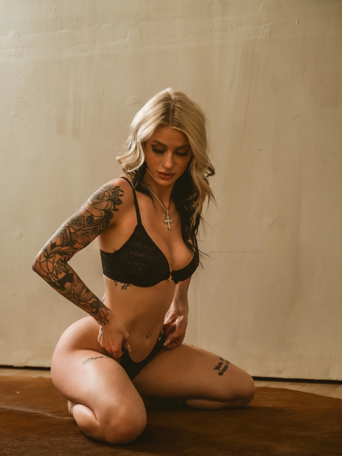 Born to be down
.
@_bby.neveah_ in frame
shot on @fujifilmx_us XT-4 16-55mm 2.8
&amp; last slide on @minolta.usa X-700 with @fujifilm_profilm 400
#azmodel #fujifilm #skinandink