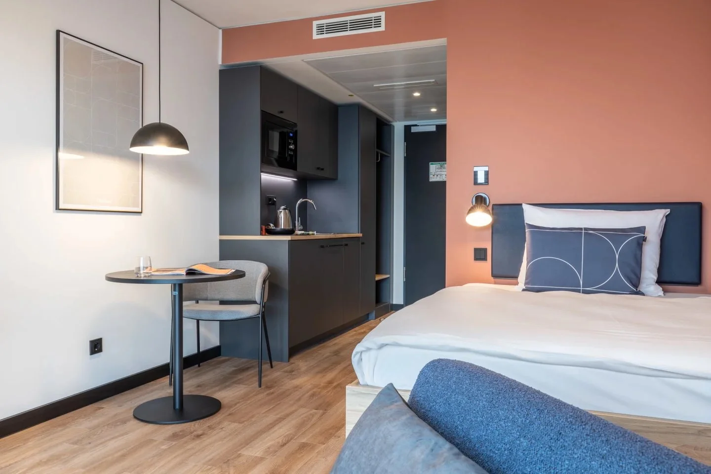 The Base Boarding House | Fritz-Bender-Stiftung | Blick in eines der Apartments/Zimmer