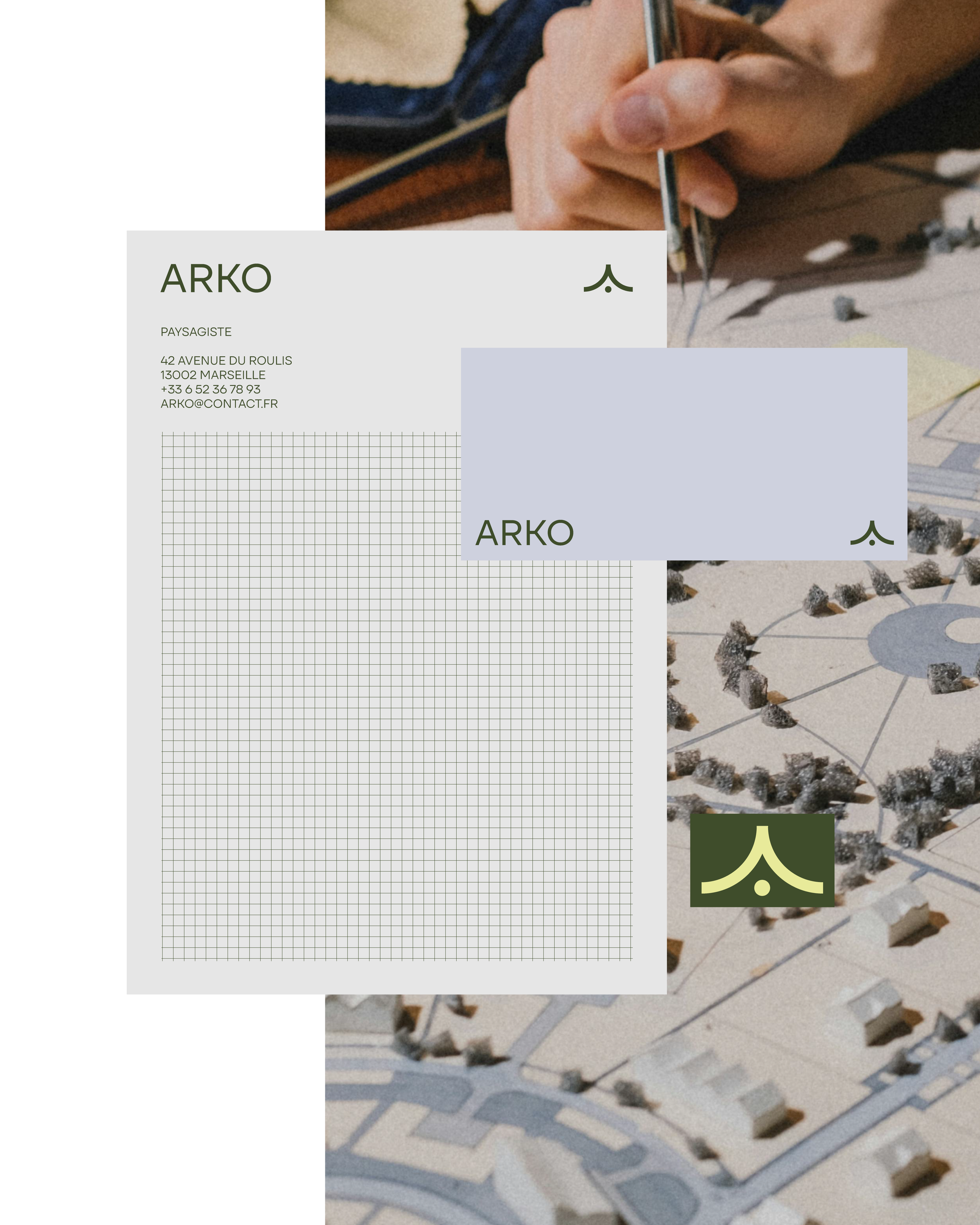 Carte de visite et carte postale avec le texte ARCH et une illustration stylisée en bas à droite, sur un fond de maquette urbaine avec un plan et une main tenant un stylo.