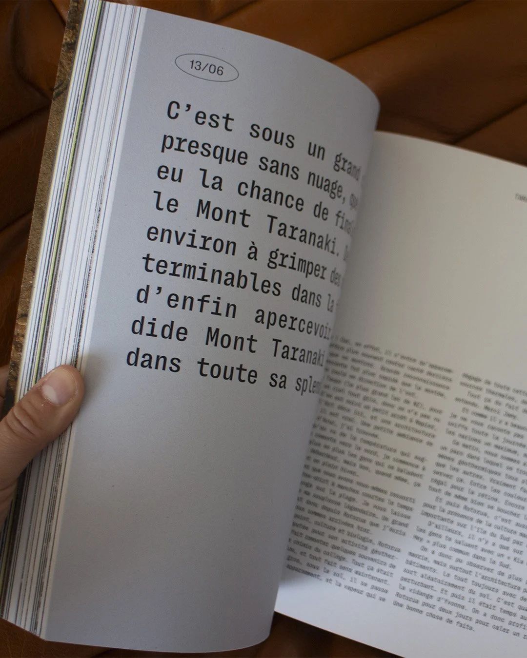 Page de livre avec texte en français, mentionnant le Mont Taranaki et le sommet d'une montagne.