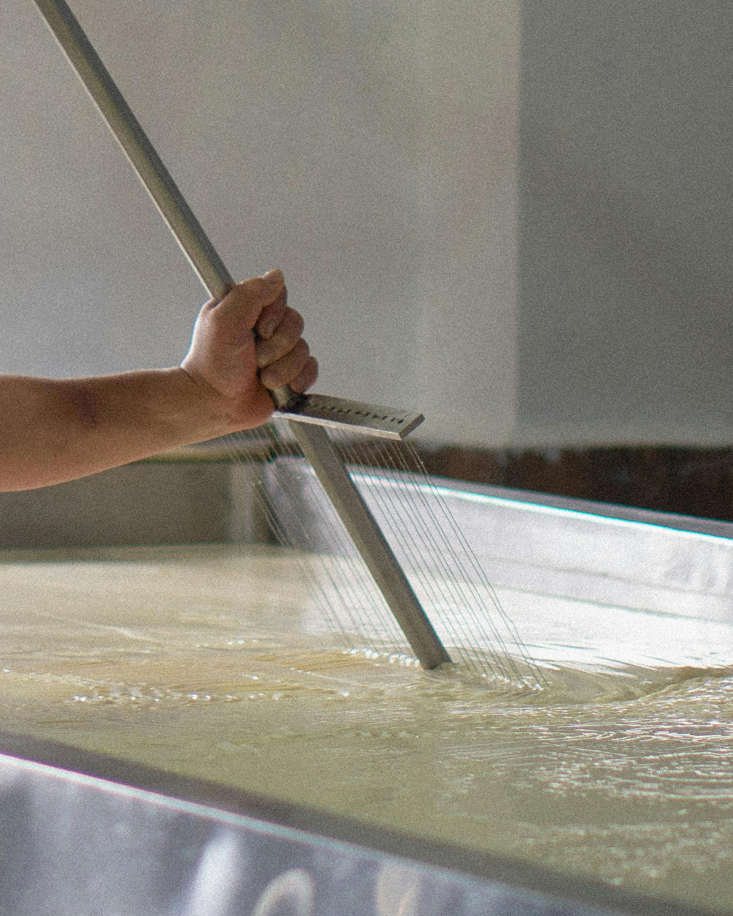 Photographie d'un artisan fromager dans son atelier de production