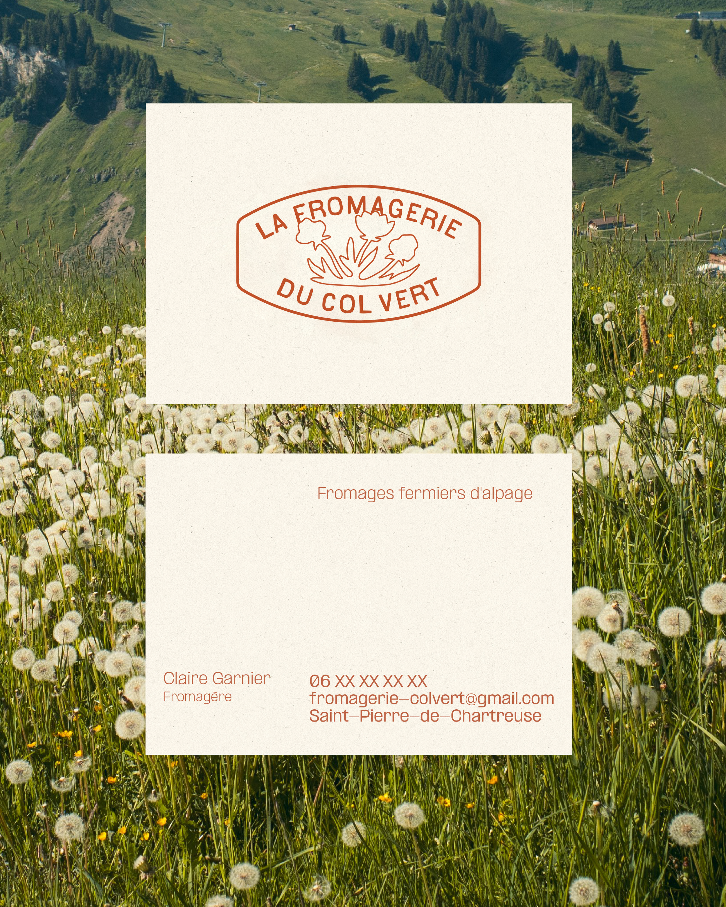Étiquette de fromage avec fond de prairie alpine en fleurs, logo de la fromagerie 'La Fromagerie du Col Vert', informations de contact et description du produit 'Fromages fermiers d'alpage'.