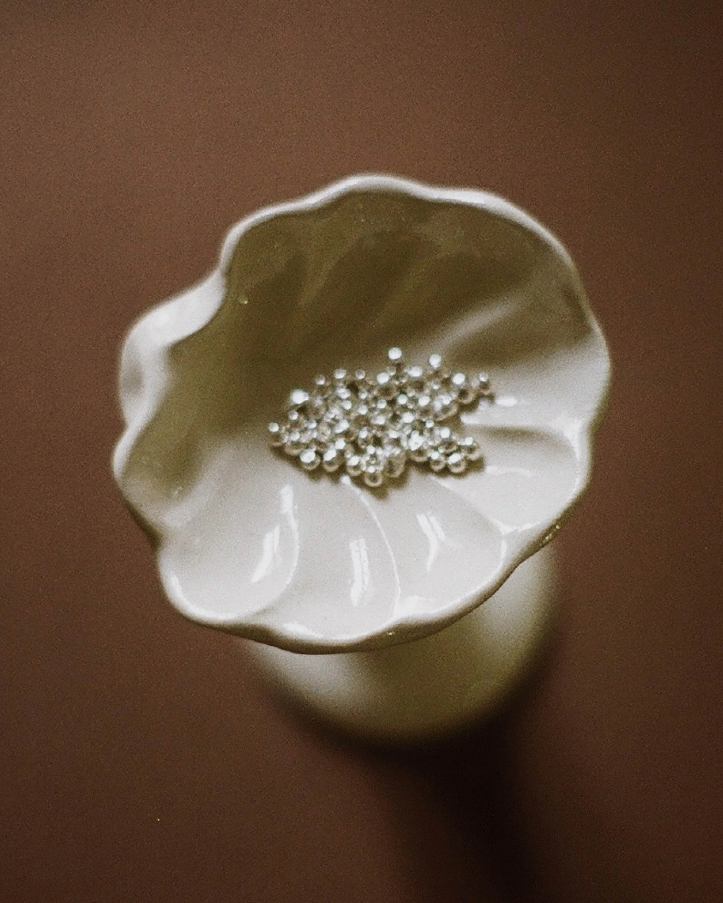 Photographie artisanale argentique pour une bijoutière marseillaise