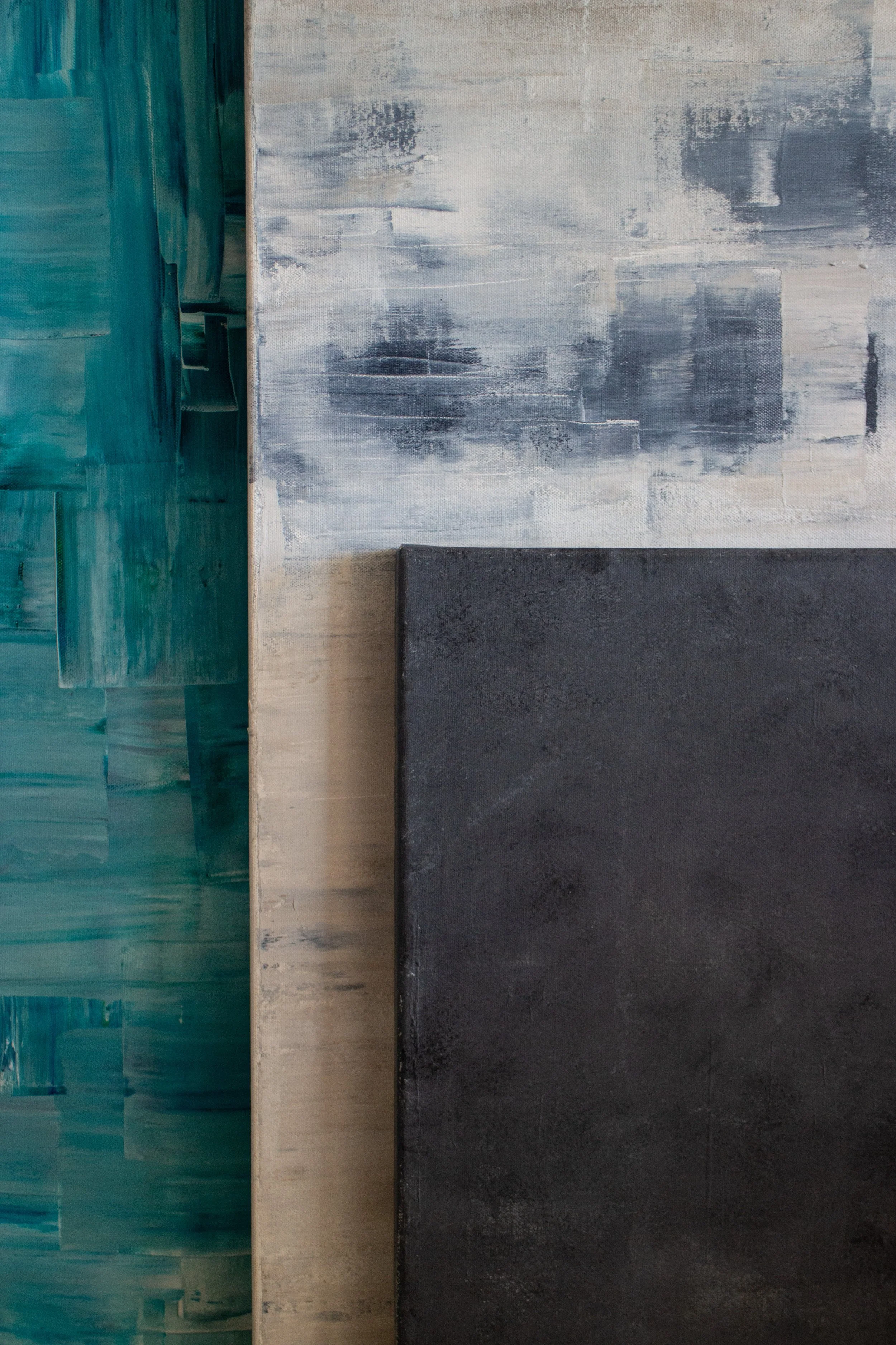 Une photo d'une surface en bois avec deux morceaux de matériaux colorés en haut, un bleu et un gris foncé.