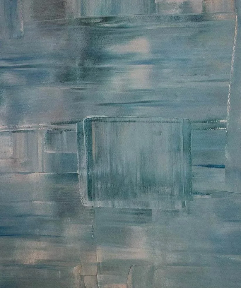 Une peinture abstraite avec des tons de bleu et de gris, représentant des formes géométriques floues et des lignes horizontales.