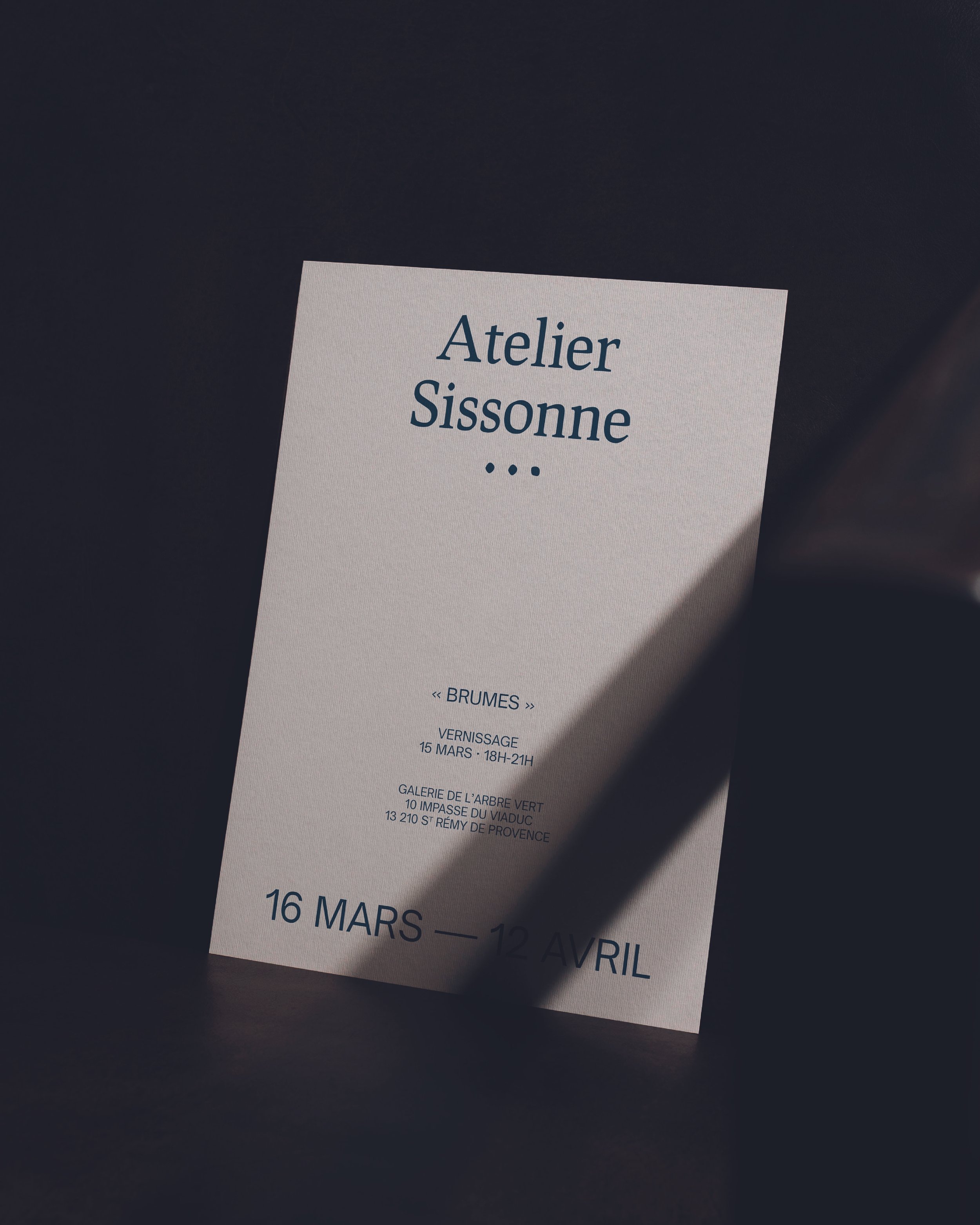 Invitation à un atelier d'art intitulé 'Brumes', avec vernissage le 15 mars, exposition du 16 mars au 12 avril, à la Galerie de l'Arbre Vert à Paris.