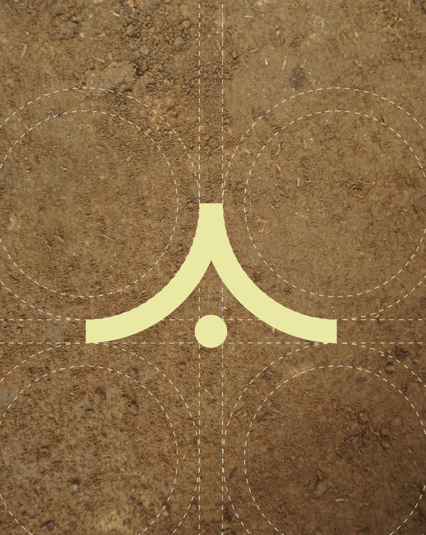 Une planche de tir à l'arc en terre avec des cercles de visée et une cible en forme de courbe jaune au centre.