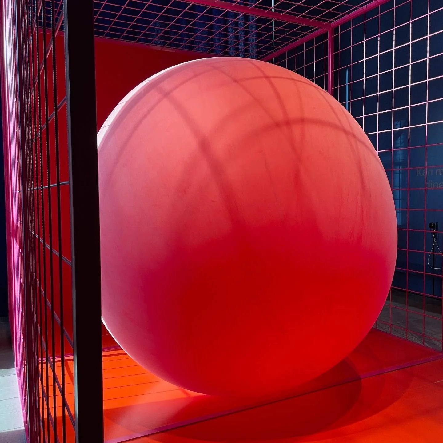 Pop? 🌟 &lsquo;Even in Fear&rsquo; by Zhou Xiaohu 2008 🌟 Baloon Installation at Trapholt 📸 @stinelouring 2025 #baloon #art #zhouxiaohu #trapholtmuseum #inhale #exhale #bursting