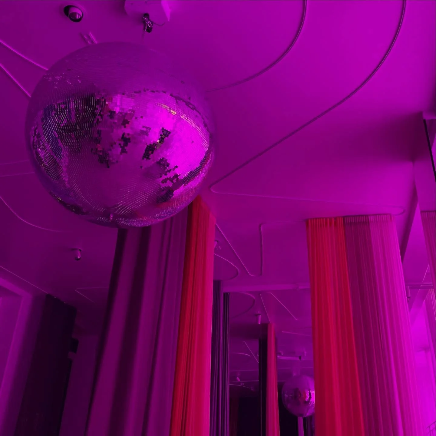 Purple Passion 🌟 Cheers to the Next Chapter 🌟 Private Evening Party at ARNE AKSEL 📸 @stinelouring 2024 #arneaksel #disco #balls #purple #passion #party #beigenoentry