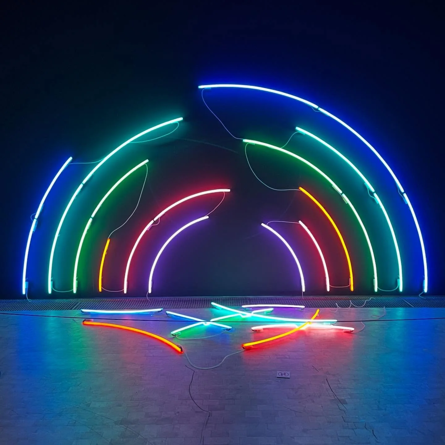 Rainbow Piece(s) 🌟 Happiness is as Brittle as Glass by Sali Muller 2020 🌟 Neon Installation at Trapholt 📸 @stinelouring 2025 #salimuller #neon #light #colour #art #rainbow #spill