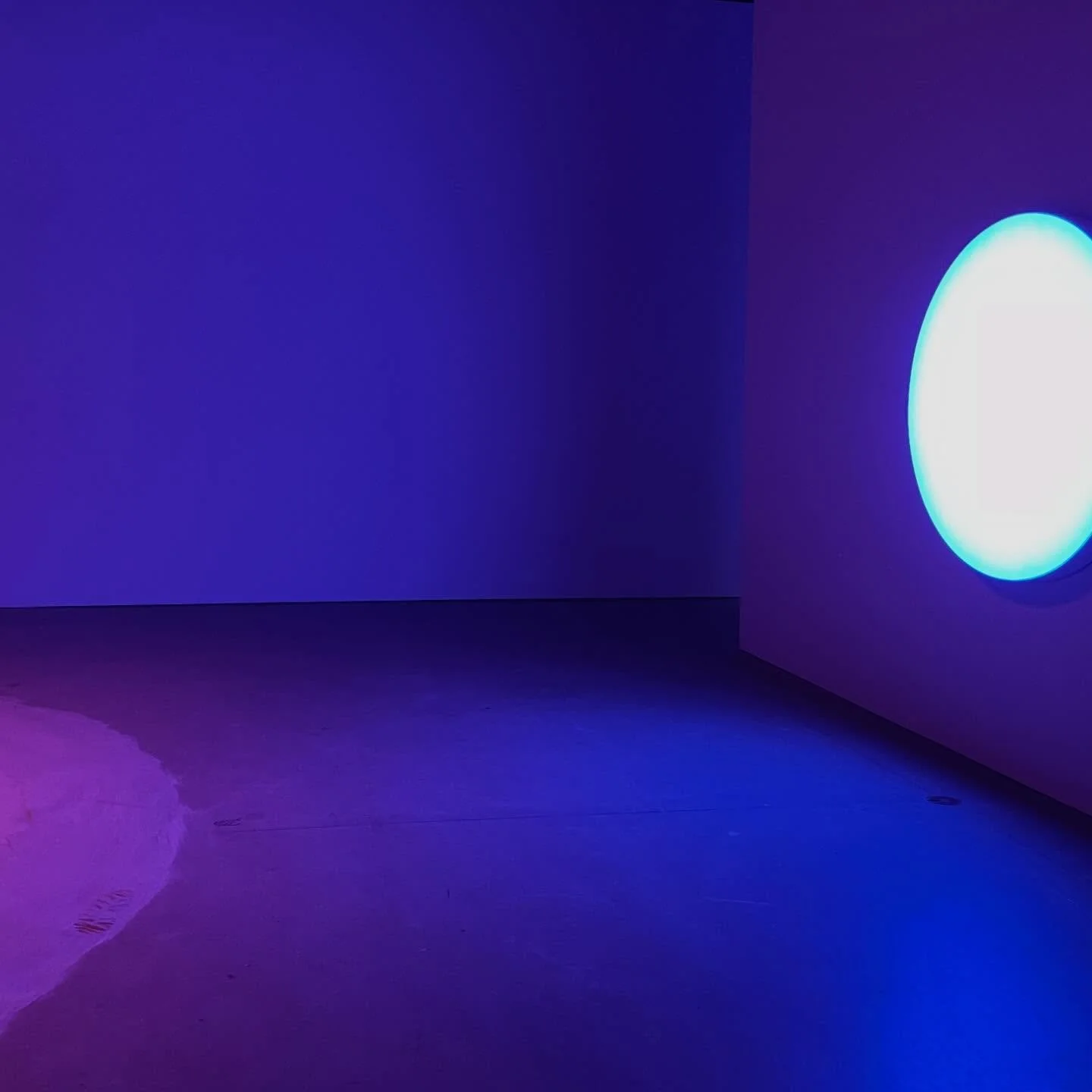 380 - 450 nm 🌟 Wavelength Art at ARoS 🌟 She has no Mouth by Pamela Rosenkranz 📸 @stinelouring 2026 #pamelarosenkranz #aros #wavelength #spaceodyssey