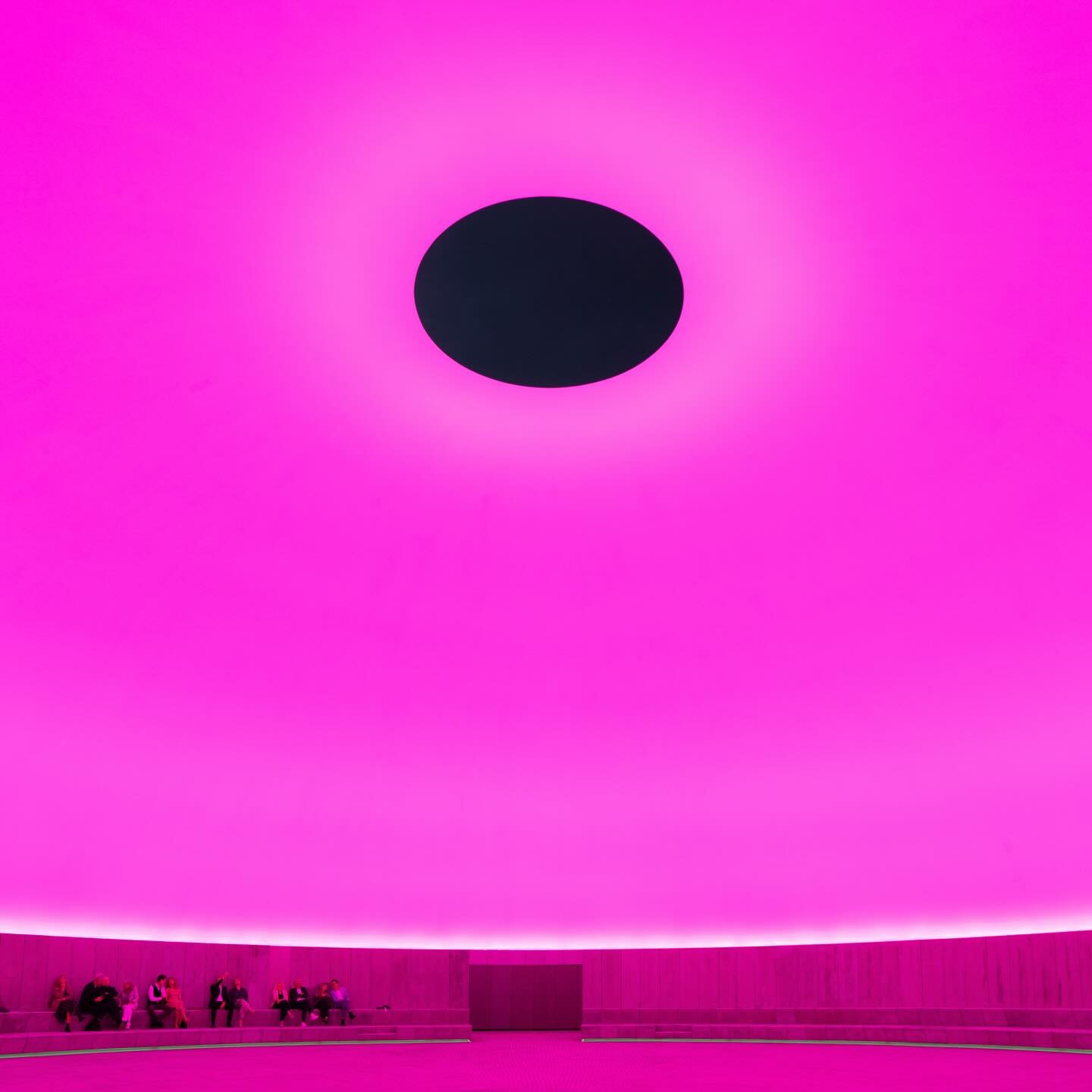 As Seen Below - From Within 🌟 ARoS x AAU Research Project 🌟 Studying Neurophysiological and Experienced Effects 🌟 Led by Anthropologist and PhD in Lighting Design @stinelouring 🌟 #jamesturrell #skyspace #asseenbelow #artresearch #stepintothelight