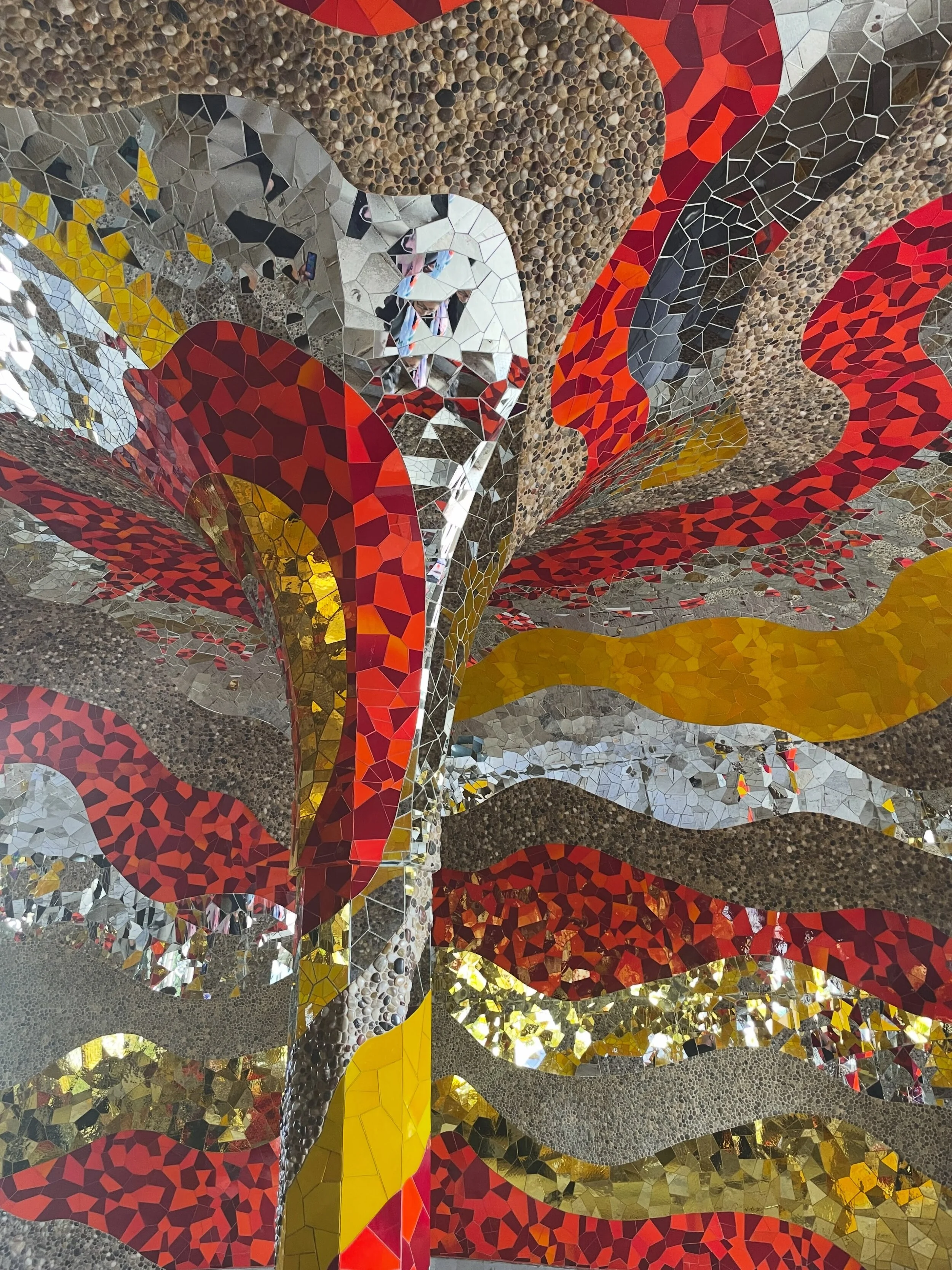 Move Like Fire 🌟 Grotto by Niki de Saint Phalle 🌟 Fire Fall 🌟 Coloured Glass x Mirror Ornaments 🌟 Built in 1676 📸 @stinelouring 2026 #nikidesaintphalle #grotto #herrenh&auml;userg&auml;rten #glassandmirror #firefall