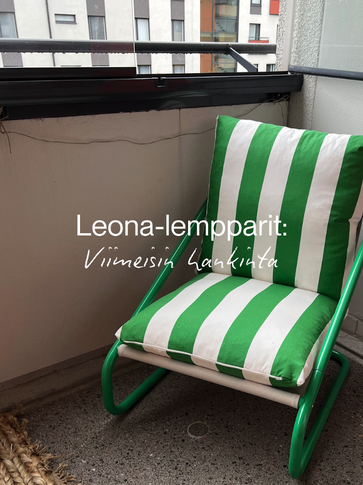 Vihreä-valko-raidallinen lepotuoli parvekkeella.