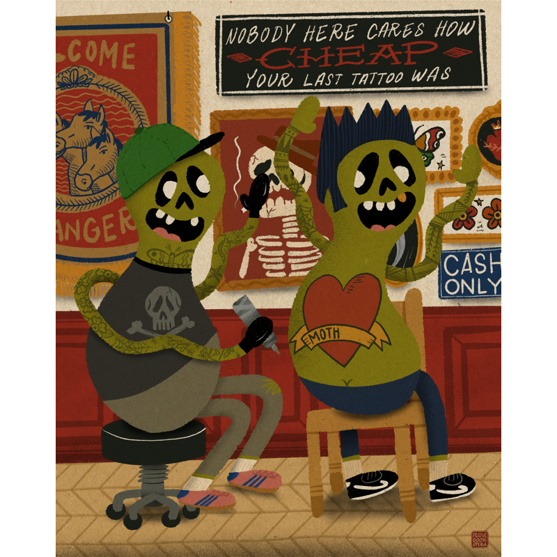 Deux squelettes tatoués, un portant une casquette verte et un t-shirt gris avec un crâne, l'autre avec une coiffure bleue, un tatouage en forme de cœur avec la bannière 'EMOTh' sur la poitrine, sont dans un salon de tatouage. L'un des squelettes tient un cigare et l'autre une machine à tatouer. Une affiche derrière eux indique 'Nobody here cares how cheap your last tattoo was'.