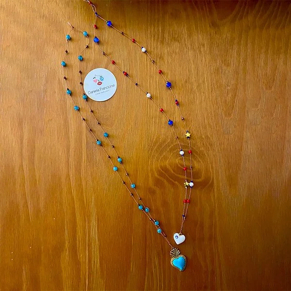 Pollicina 35 euro 
con personalizzazione 39 euro

Nella Pollicina ogni perlina è annodata una a una.
Con la stessa cura con cui si custodiscono i ricordi.
Un piccolo gesto dopo l’altro, per segnare un cammino, come faceva proprio Pollicino.
Per ritro