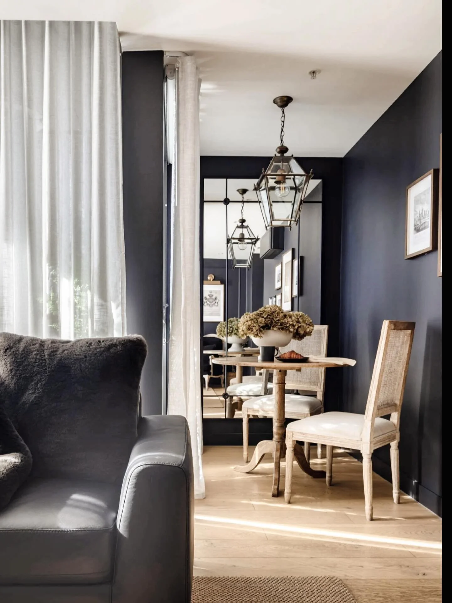 A quiet nook tucked inside 9 Robert Street at the Yorkshire Apartments, your own private retreat from the city bustle. Slip away and unwind in peaceful seclusion.
.
Photography @helenjamanphotography 
.
#apartment
#innercity
#weekendsaway 
#stays
#ge
