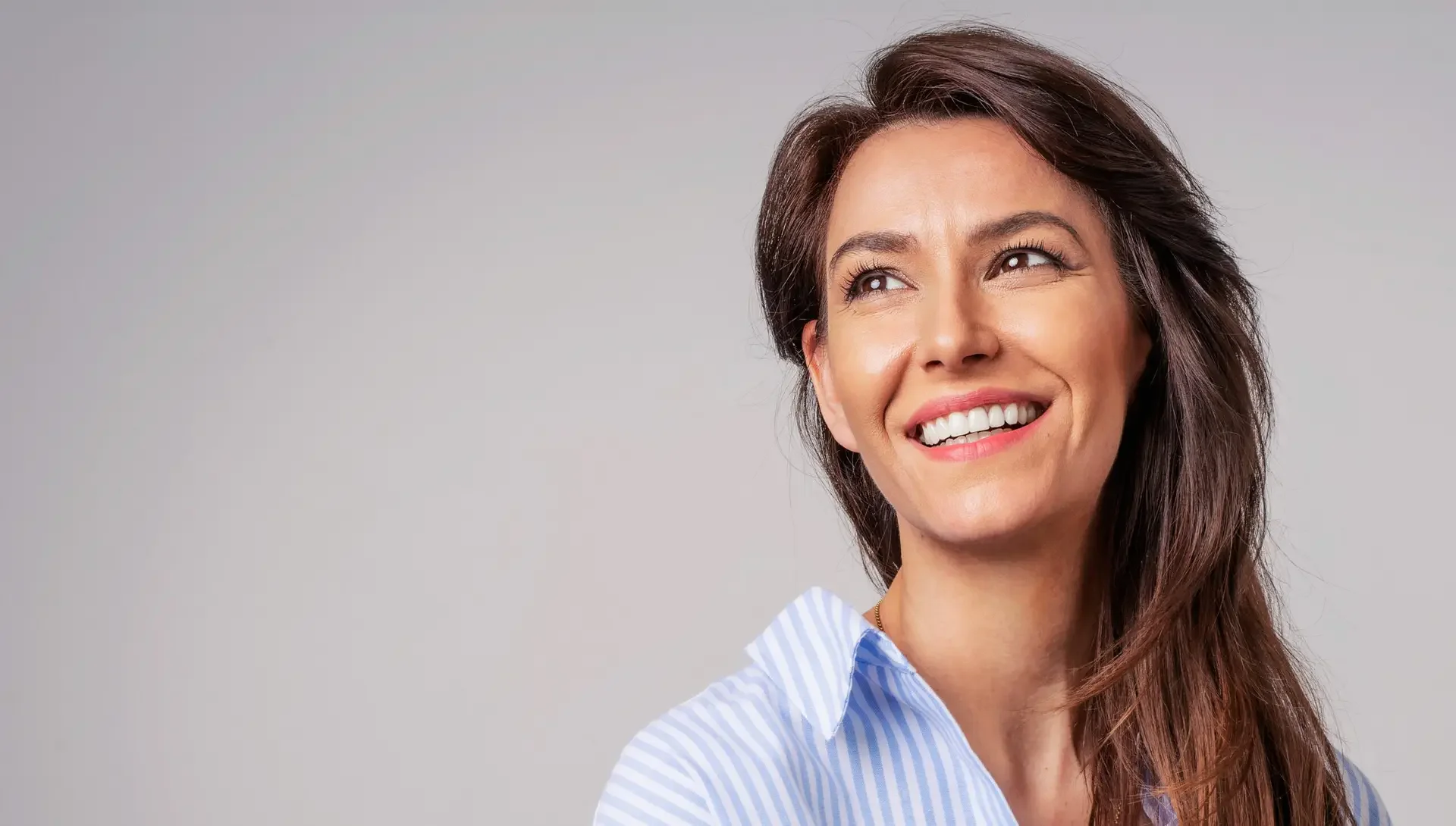 Smiling woman with defined facial contours and jawline