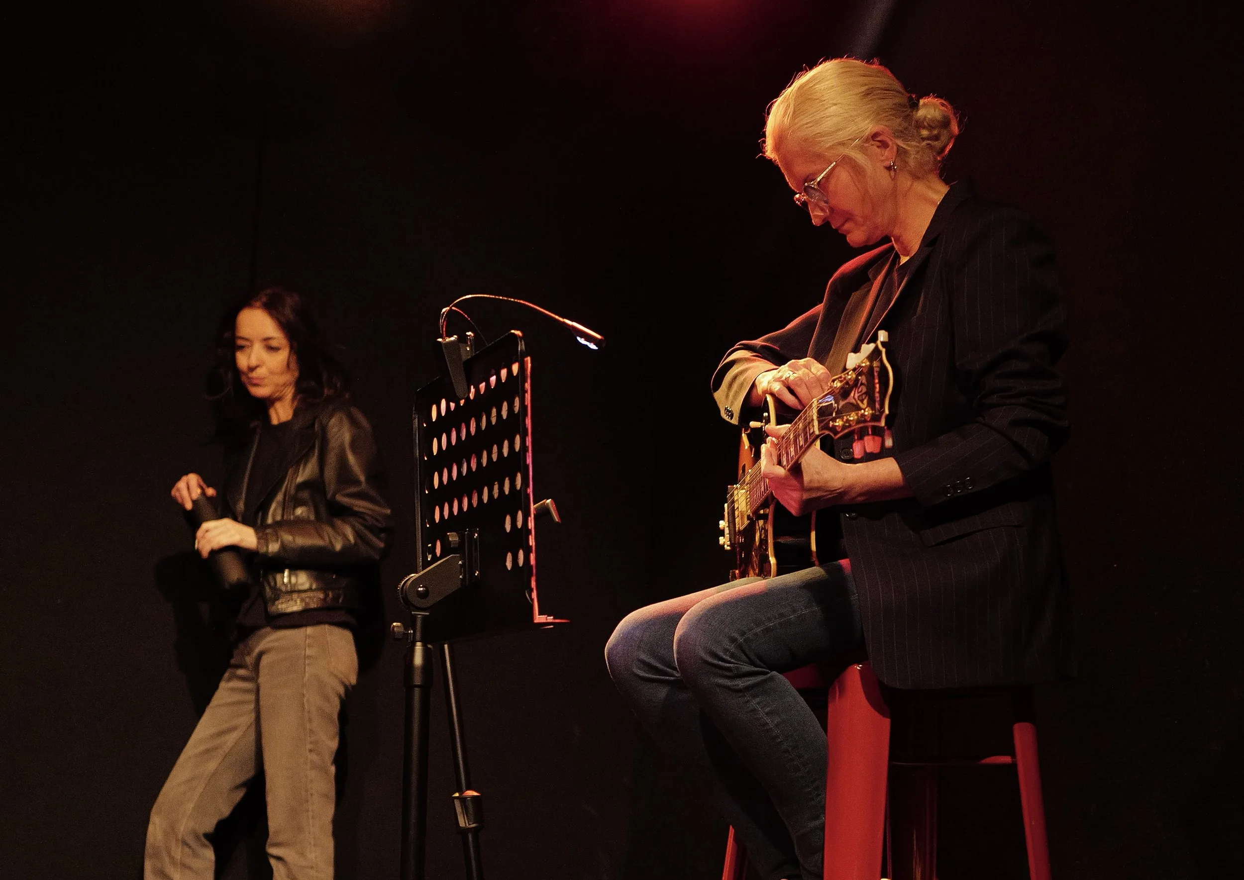 Scène du monologue « Suspicious Minds » au théâtre Le Guichet Montparnasse