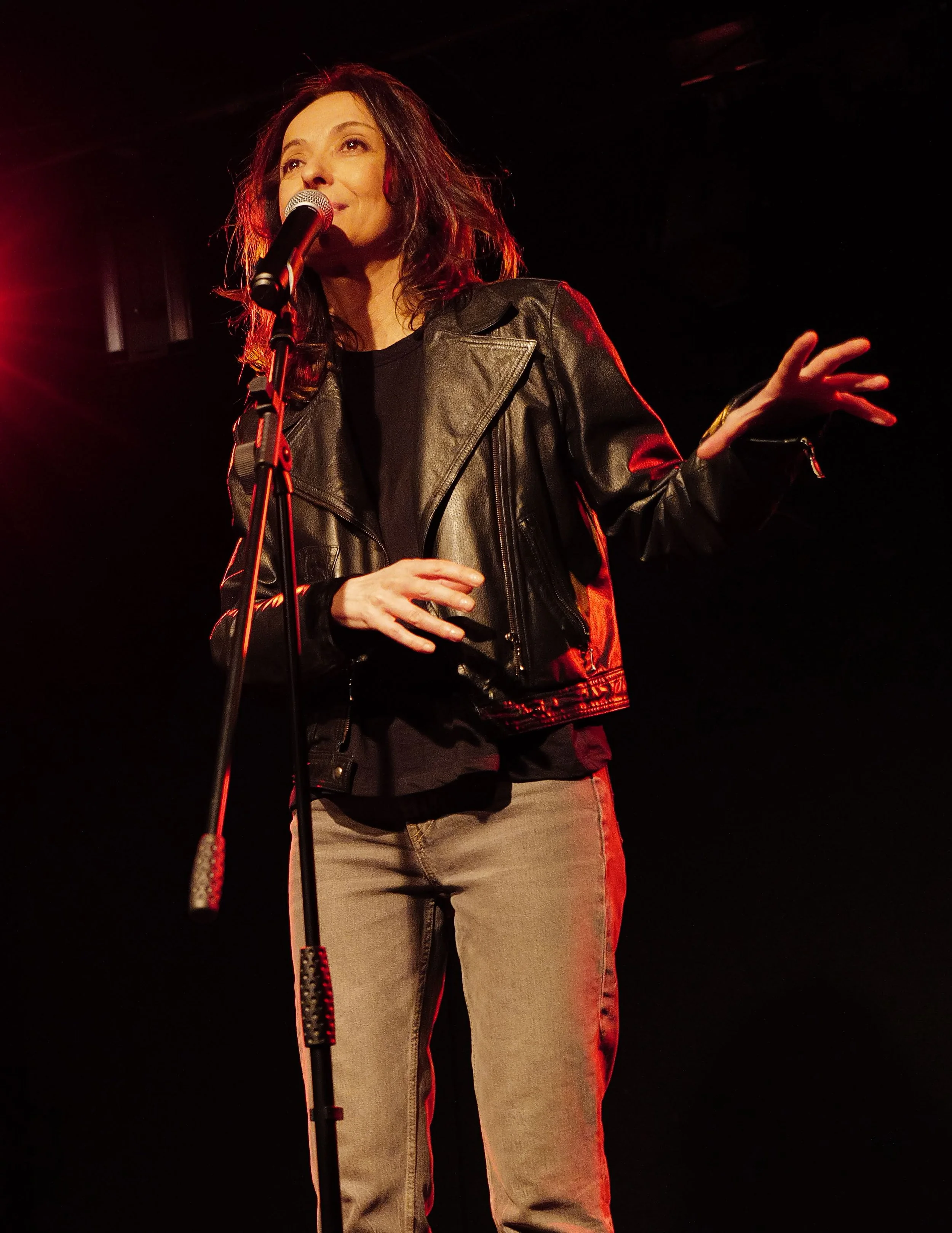 Portrait de Claire Puygrenier comédienne dans la pièce de théâtre "Suspicious Minds"