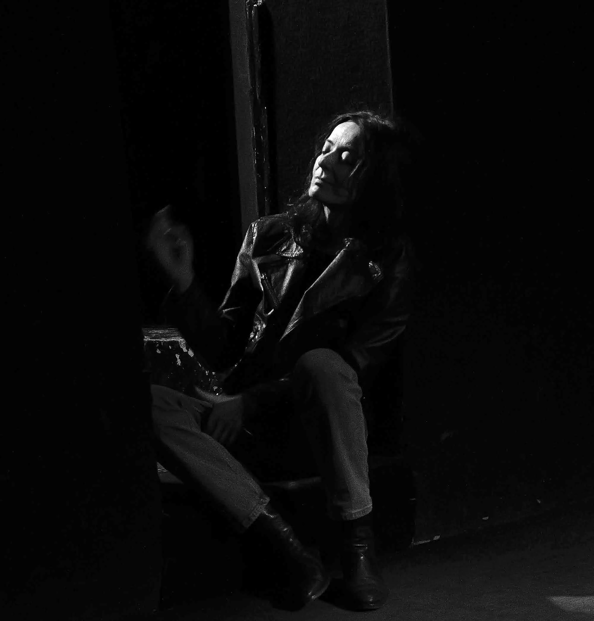 Claire Puygrenier interprète le monologue « Suspicious Minds » sur scène