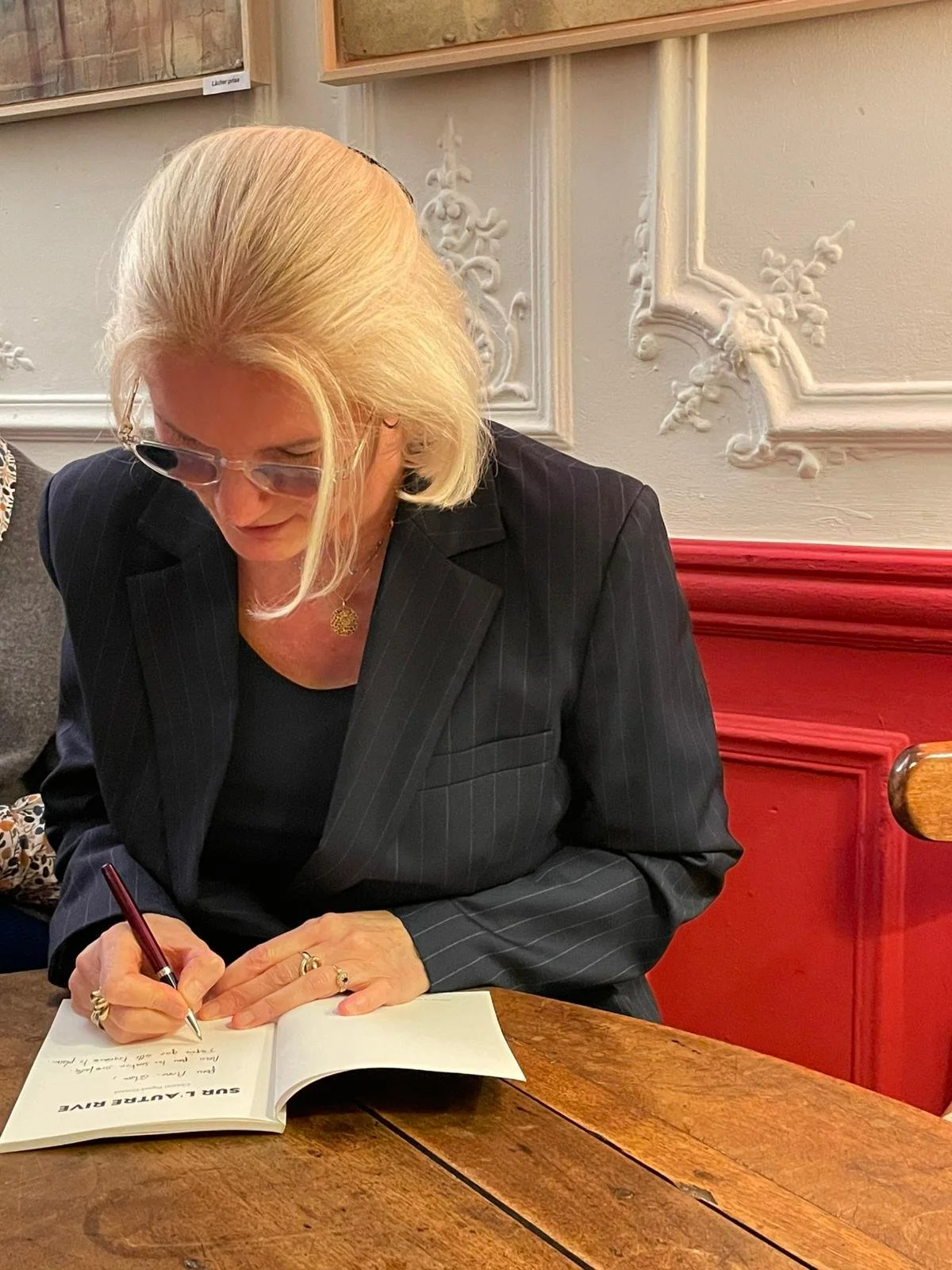 Chantal Pignol-Grizard dédicace son livre de poésie "Sur l'autre Rive" lors d'une soirée au café L'Ostéria" Pigalle