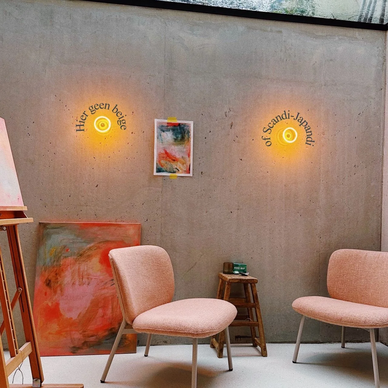 Geen beige of Scandi Japandi in mijn werkplek (of huis). Mijn werk gaat over vervulling terugvinden, over plezier en kleur.

Mijn coachruimte is dat: de fysieke manifestatie van wat ik het liefste doe: coachen en cre&euml;ren.

Niet perfect of afgest