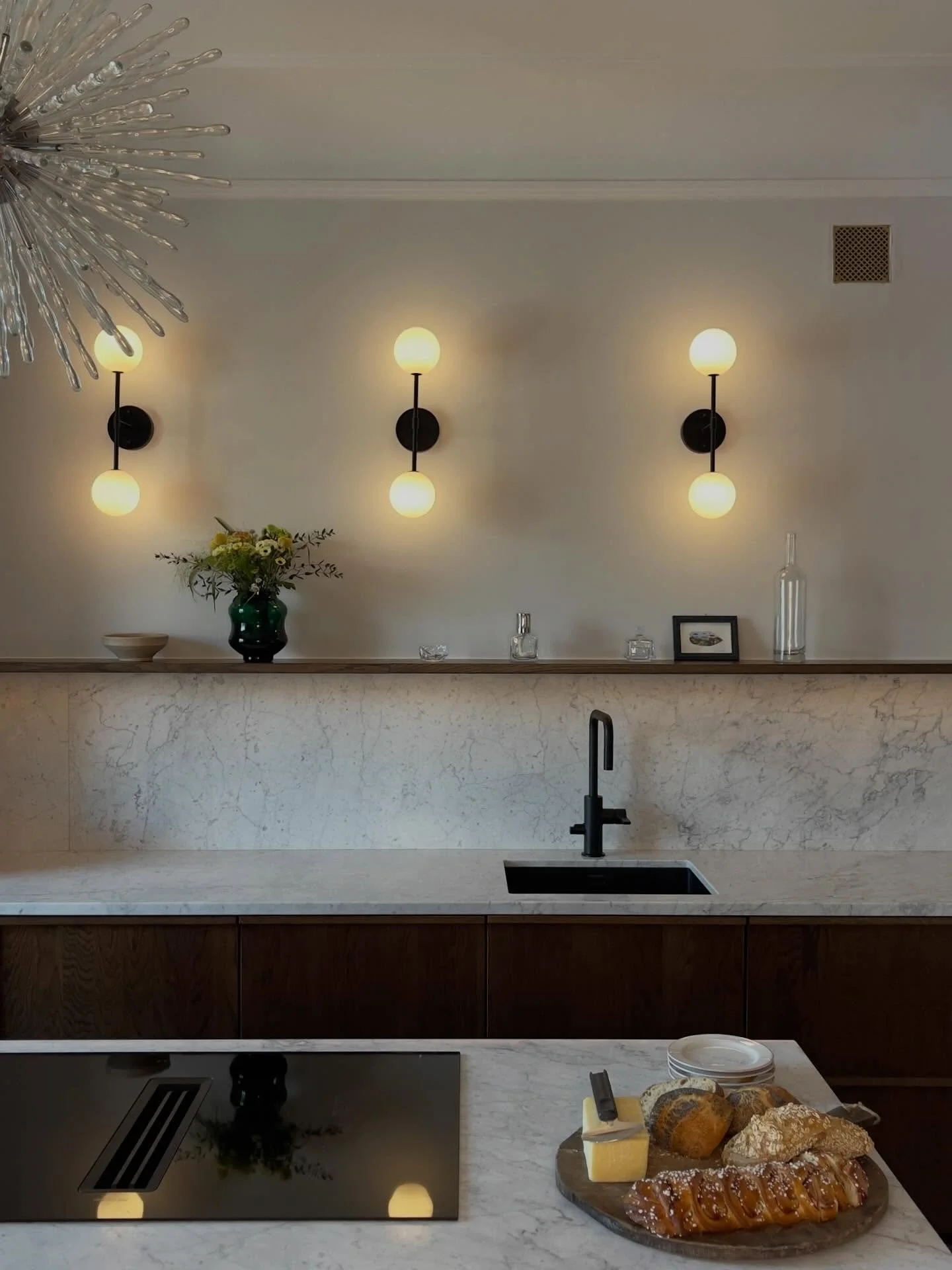 Verkar som att m&aring;nga tycker som vi- att detta k&ouml;k blev helt otroligt! S&aring; h&auml;r kommer ytterligare n&aring;gra bilder p&aring; detta underbara k&ouml;k ifr&aring;n @himlekok 😍 

#homeinspirations #k&ouml;k #totalrenovering #k&ouml