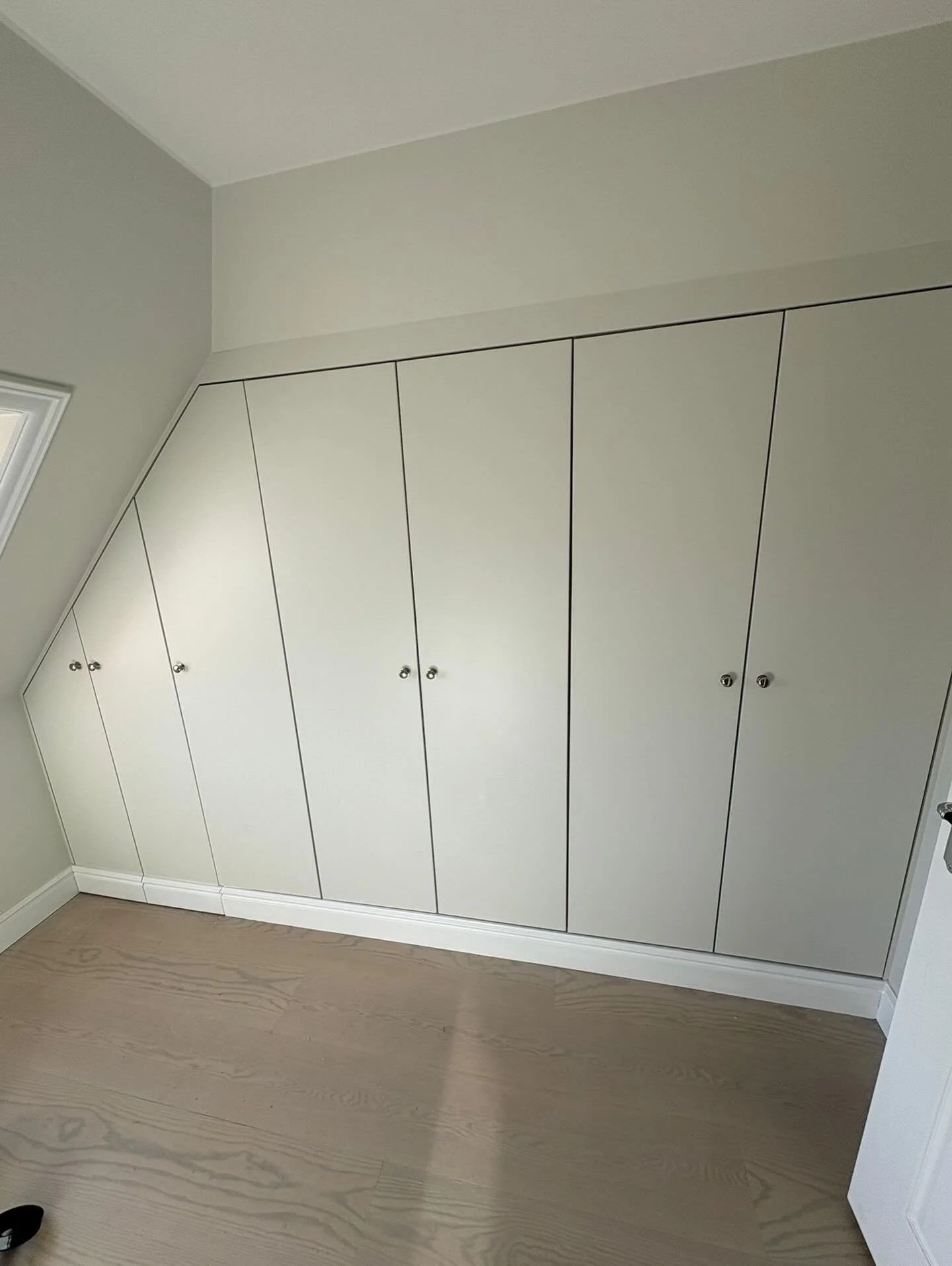 Platsbyggd garderob anpassad efter rummets snedtak och storlek! ☀️🤍 

#platsbyggdm&ouml;bel #garderob #finsnickeri #f&ouml;rvaring #snedtaksl&ouml;sning