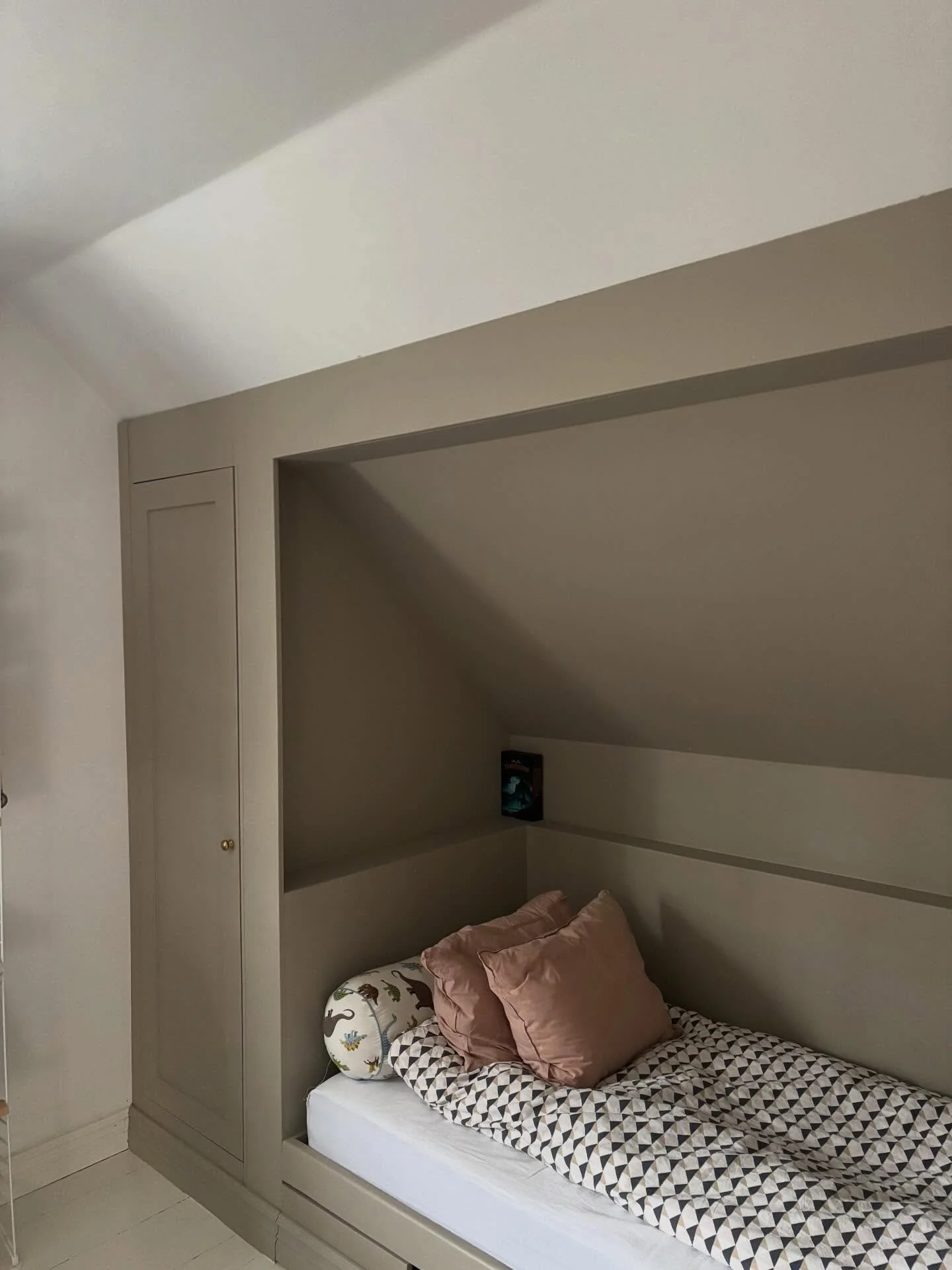 Platsbyggd sovalkov🙏 Finns f&ouml;re-bild och bilder fr&aring;n projektet i story! Superkul uppdrag och resultatet blev toppen. 🩶 

#finsnickeri #sovalkov #platsbyggd #sovrum #sovrumsinspiration