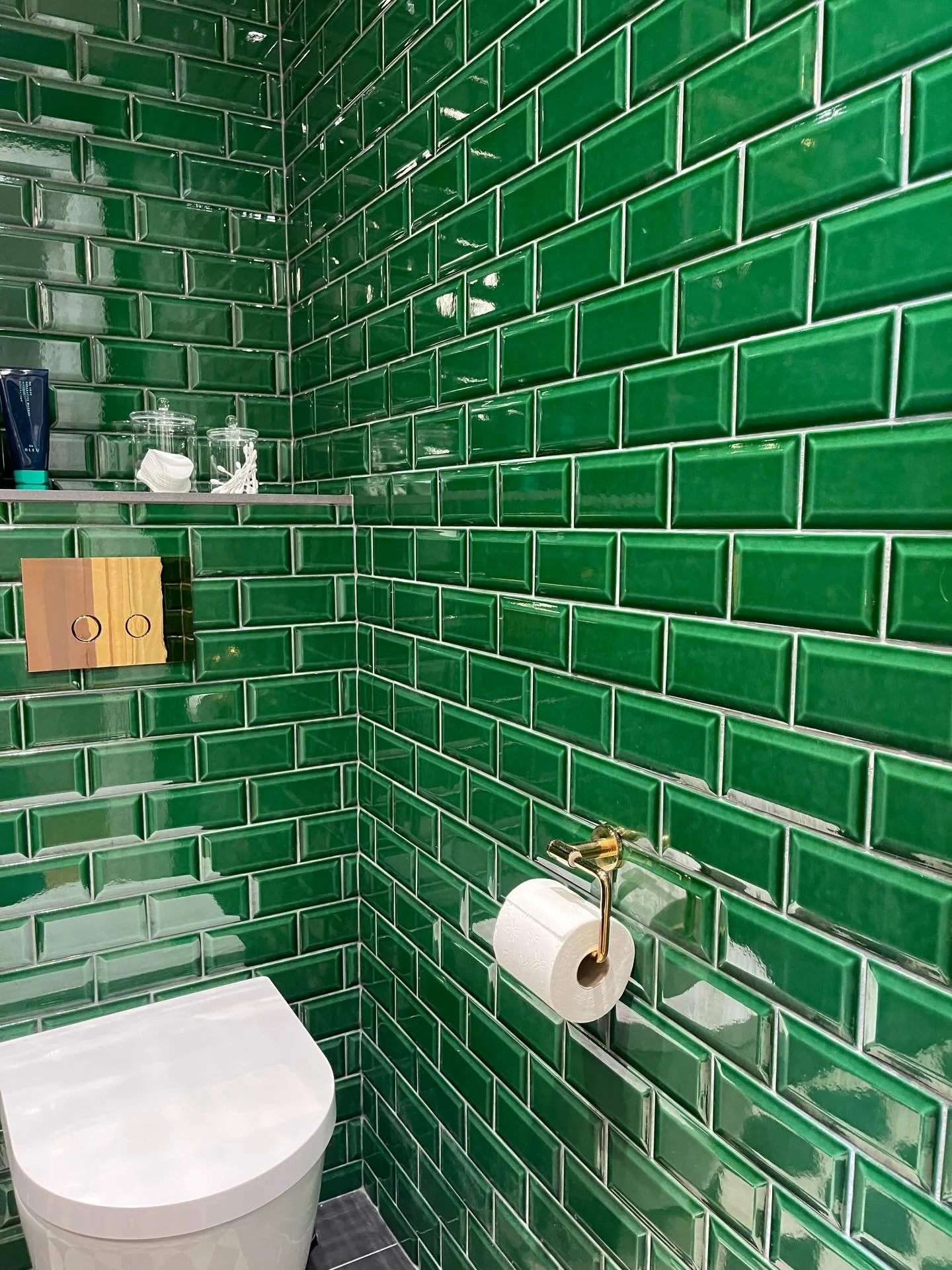 Badrumsrenovering! H&auml;r &auml;r n&aring;gra utav de badrum vi renoverat. 🚿☀️ Alla i olika stil och design- med materialval noggrant utvalda tillsammans med kund. 🤩

#badrumsrenovering #badruminspo #interiordesign #bathroomdesign