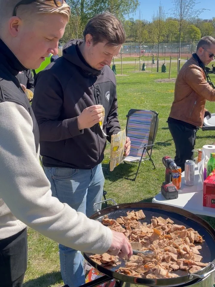 Ig&aring;r samlade vi v&aring;rt fantastiska team och v&aring;ra samarbetspartners f&ouml;r en lunch i det h&auml;rliga v&aring;rv&auml;dret! ☀️ Tack f&ouml;r ert engagemang, samarbete och allt arbete ni g&ouml;r f&ouml;r att vi tillsammans ska kunna